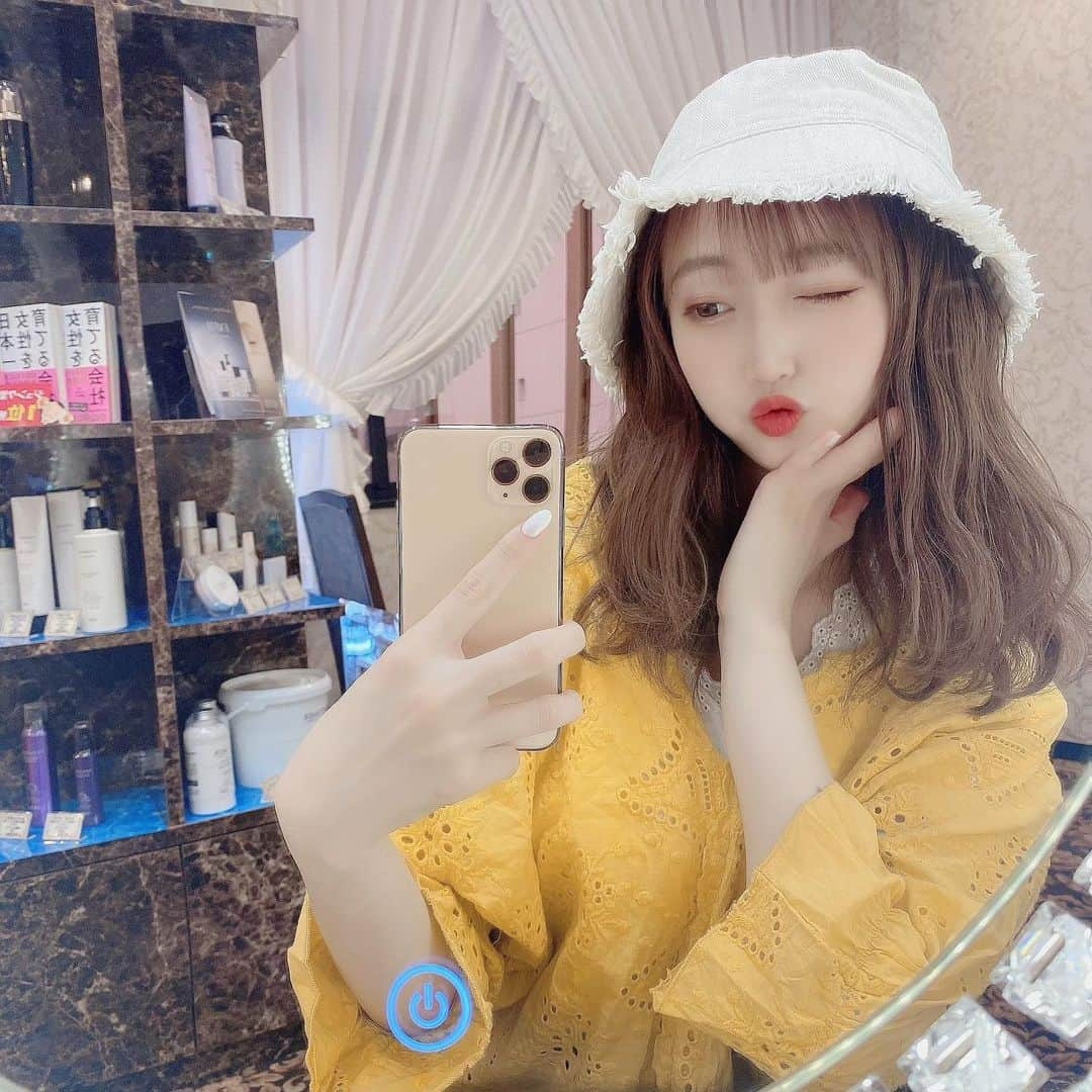 星野麻里愛さんのインスタグラム写真 - (星野麻里愛Instagram)「最近こーゆう格好しなかったけど してみた🐥  今回もシェアラ名駅西店に いってきました  3回目の施術！ すごくお肌すべすべになって 3回でもこんなに変わるんだ！って思った🐶  お店のお姉さんがほんとに やさしい😣すき❤️ 2枚目は店内の画像だよ〜 きらきらしてて可愛い！  #シェアラ#シェアラ名駅西店  #シェアラ名古屋#名古屋エステ #名駅エステ#ウインク下手」8月21日 19時27分 - maria.pink28