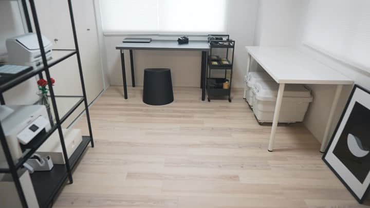 のりごとーのインスタグラム：「3万円分のIKEA家具で、モノトーンの実用的な事務部屋へ改造しました！  詳細はYouTube動画も公開したのでそちらもよければご覧下さい😊  #IKEA」