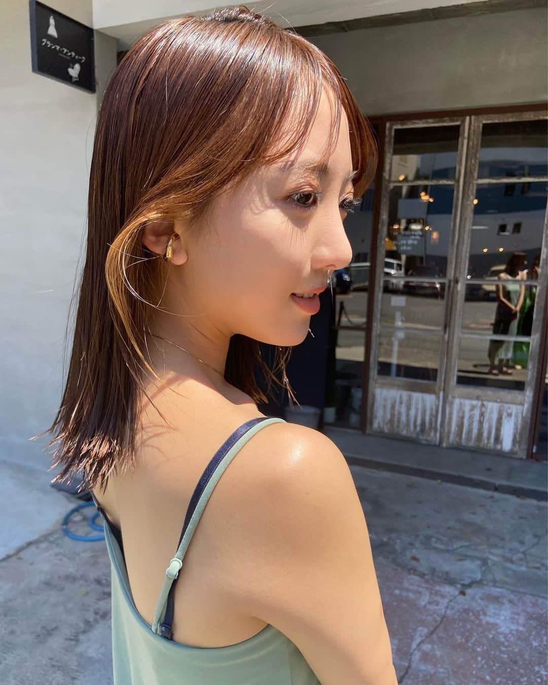 大野真昂のインスタグラム：「イヤリングカラー🎨💫  耳にかけたりアレンジした時に さりげなくちらっと見えるだけでお洒落にみえる🥰🌼✨  体に日焼け止め塗るのきらいすぎて体だけ焼けてくなあ👶🏽  #イヤリングカラー #インナーカラー #ミディアムヘア」