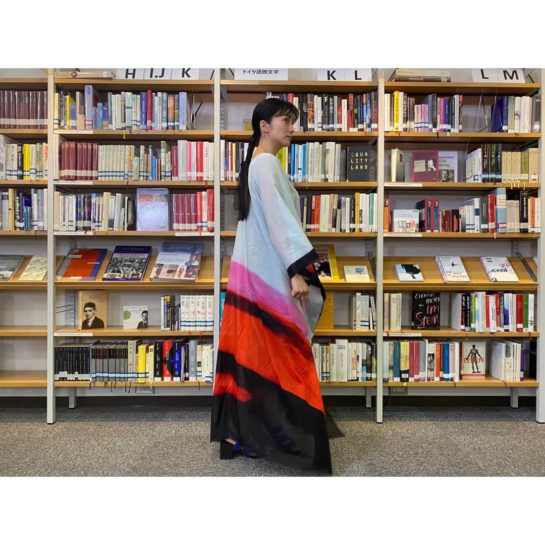 柴咲コウのインスタグラム：「本日8月21日(土)22:00〜22:50 NHK Eテレ1 「SWITCHインタビュー 達人達」に出演致します！  『マルクス研究期待の星で、一般向けの新書も３０万部を超すベストセラー。その活躍で国内外から注目の経済思想家・斎藤幸平が会いたいと願ったのは、なんと女優・柴咲コウ。 前半の対談は柴咲が大好きな自然に囲まれた都内の古民家で。１０代から女優の道を歩んできた柴咲が、そのハマりやすい性格からいかに役に影響されるかを明かす。また環境保全を目指して設立した会社や北海道との二拠点生活を語り斎藤と意気投合する。後半はドイツについて学べる図書館を訪問。アメリカやドイツでの研究生活、マルクスと気候変動問題のつながりなどを斎藤が語る。意外とミーハーな斎藤と硬派な柴咲の異色のトーク。』」