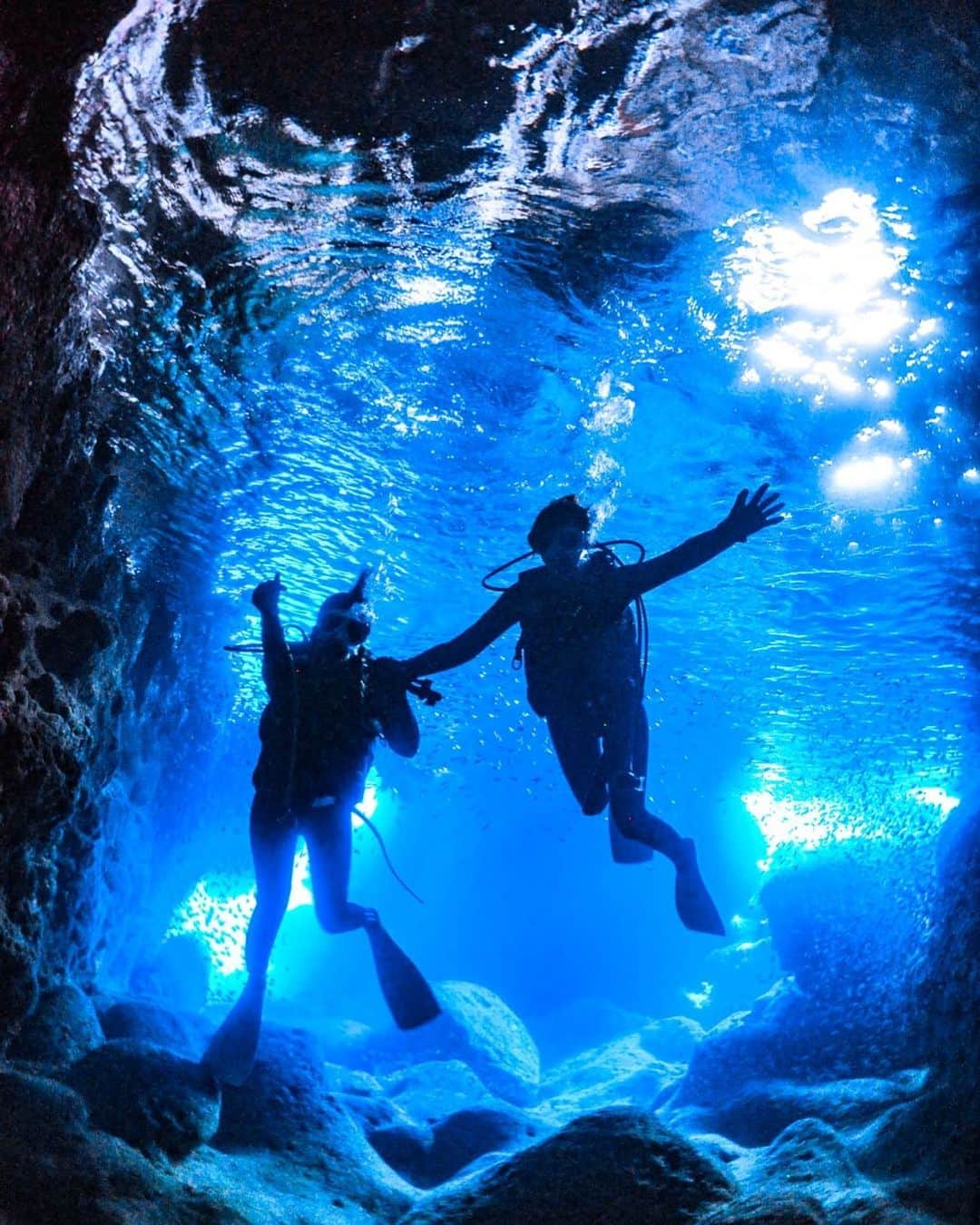 西村麻依のインスタグラム：「. 宮古島ダイビング🤿✨ . @aquastorykuni さん いつも素敵な写真撮ってくれる🐬💙 ありがとうございます🤍 . お隣さん海の中でもキュンです！笑 . #宮古島 #ダイビング #宮古ブルー #青の洞窟」