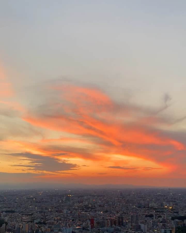猪鼻ちひろのインスタグラム：「🥲❤️‍🔥😮‍💨 #夏の空 #夏終わらないで #空」