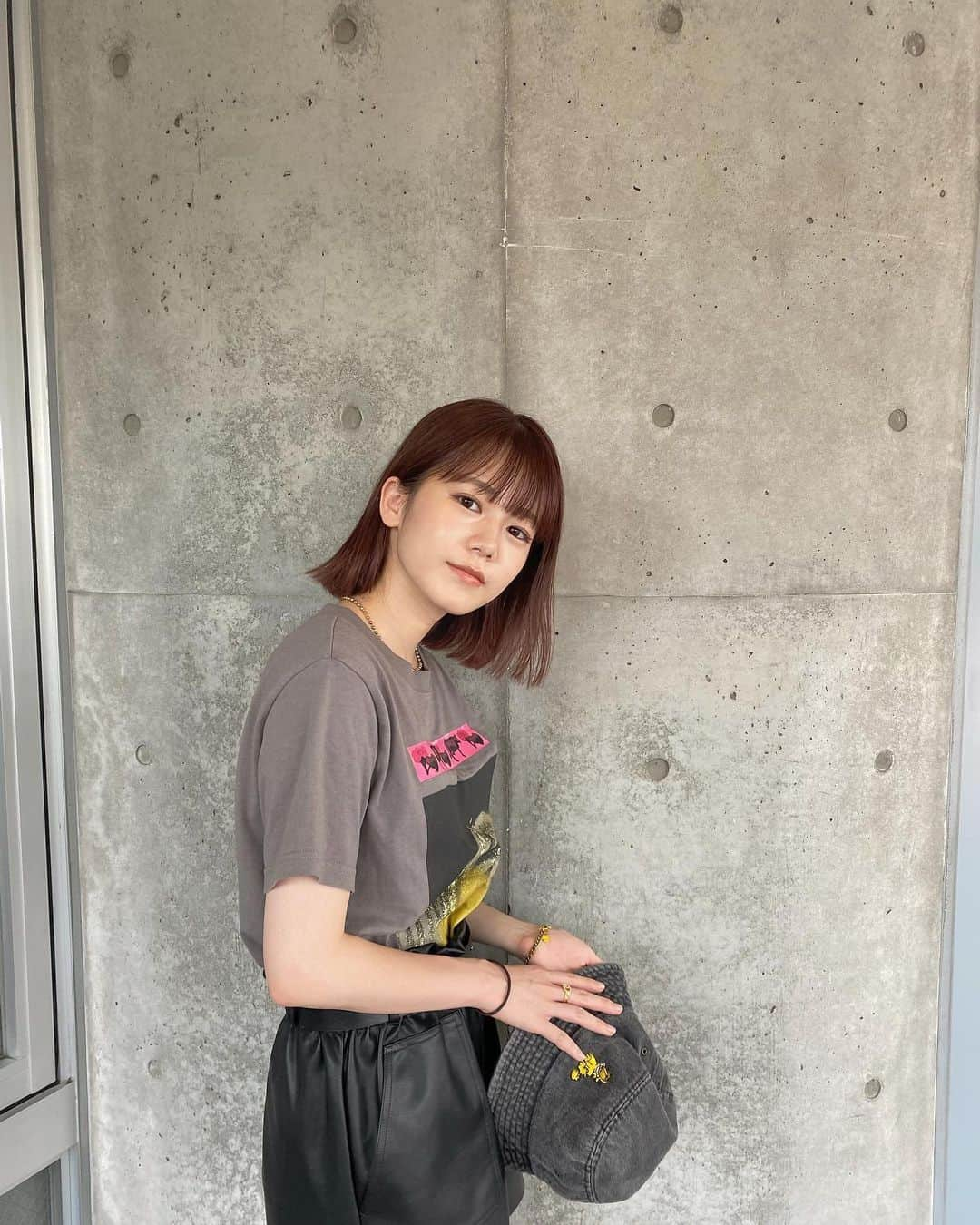 川口葵さんのインスタグラム写真 - (川口葵Instagram)「. 髪切ったよ✂︎💇🏻‍♀️  がきんちょピース してほしいってコメントきてたからしたよ😂  #あおいのふく」8月21日 20時48分 - kawaguchiaoi_1126