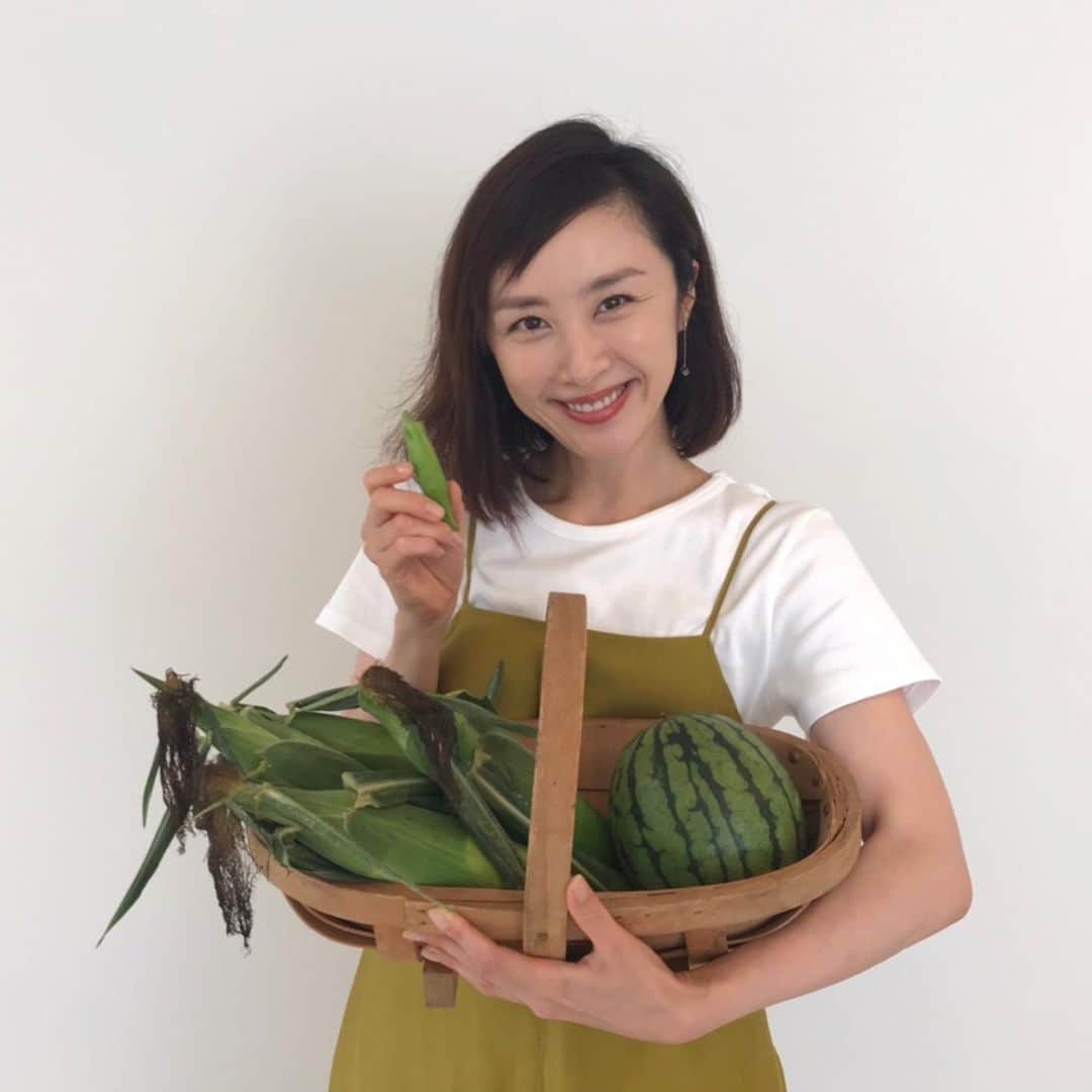 のインスタグラム：「・  今年の夏も収穫を楽しみました♡ トウモロコシにオクラに小玉スイカ🍉 どれもこれも採れたては美味しくて それはそれはみずみずしかったです！！ 自分で育てた野菜の味は格別です😍💕 「やさいの時間」秋も色々育てて楽しむぞー✨  #自分で育てた野菜は格別#🌽#🍉 #やさいの時間#家庭菜園 #プランター菜園」