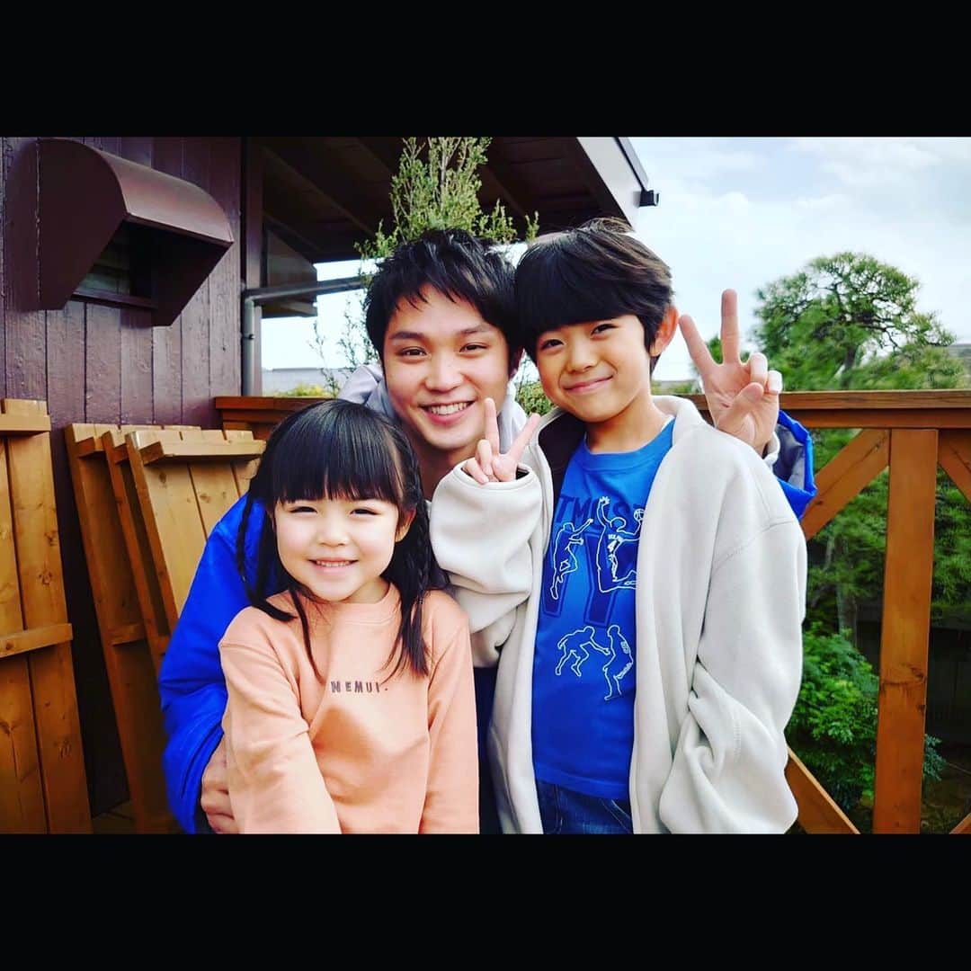 磯村勇斗のインスタグラム：「.  愛しの子供達 自然と笑顔になっちゃう  #WOWOW #演じ屋 #加藤柚凪 ちゃん #嶺岸煌桜 くん」