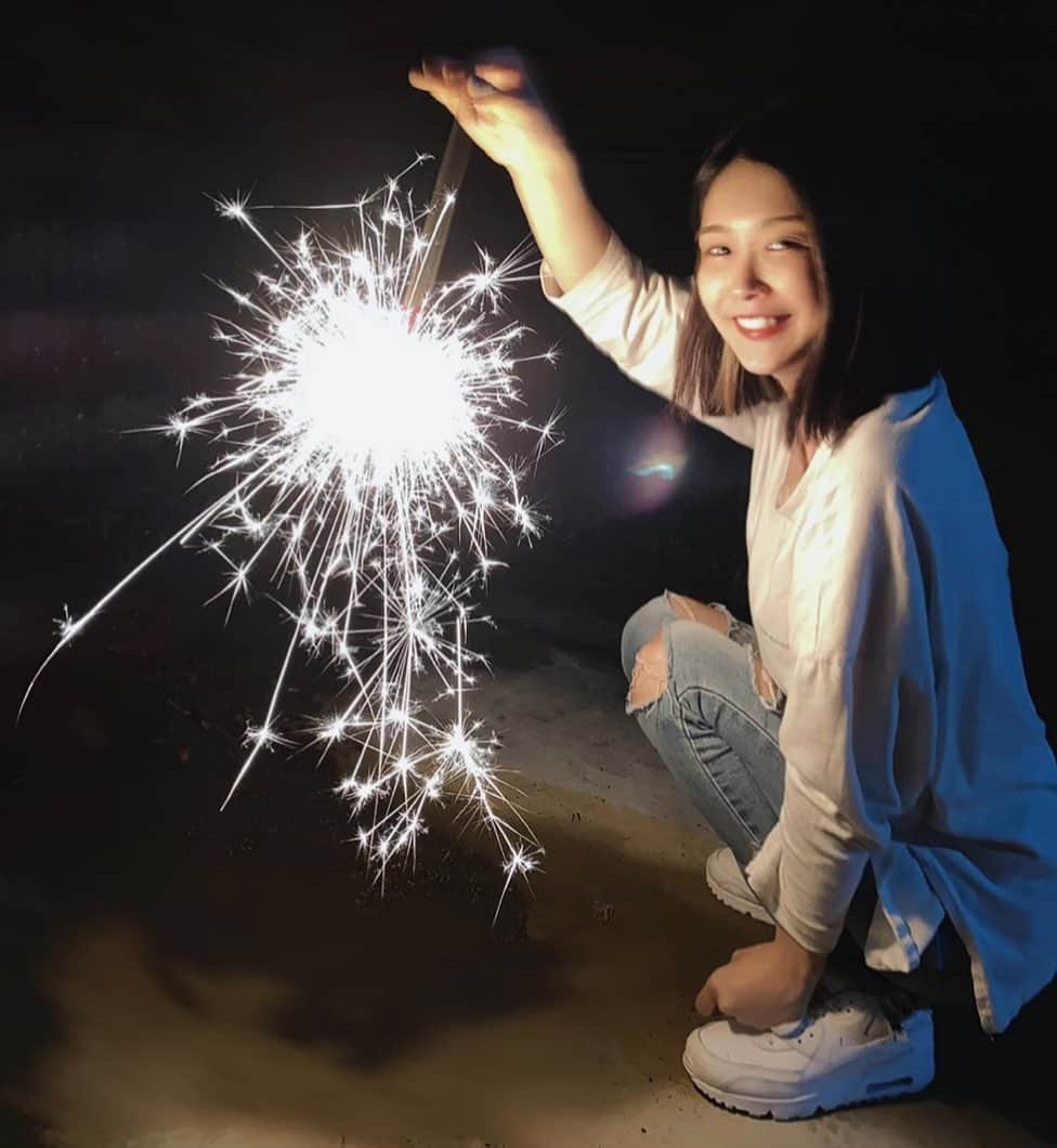三宿菜々さんのインスタグラム写真 三宿菜々instagram Sns映えする煙の出ない花火 ってのが売ってたから庭であそんだよ 本当に煙が出ない 凄い 花火は綺麗に撮れた が 興奮して自分がブレた 8月21日 時53分 Mishuku Nana