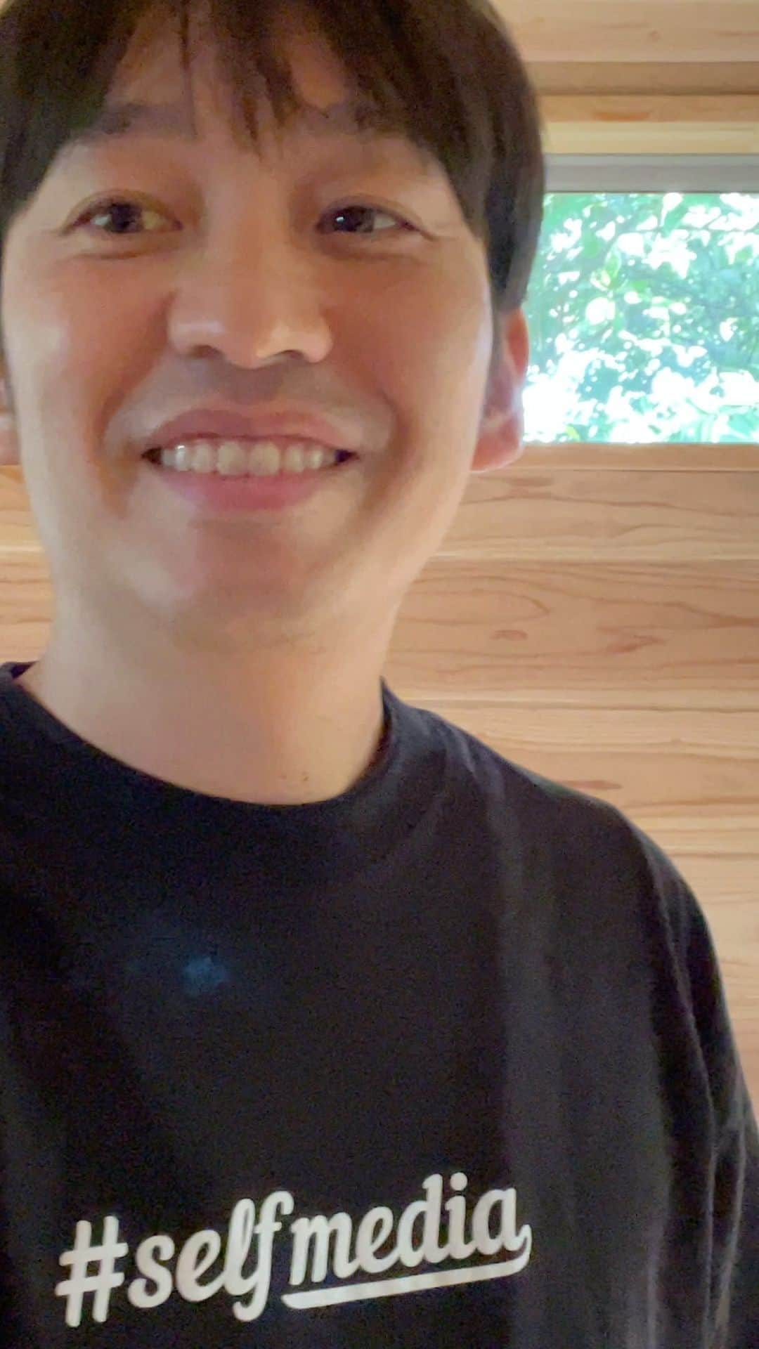 福田基広のインスタグラム：「／ ５ヶ月ぶり！先着50名のみ #selfmedia 新規会員様募集いたします💖 運営５年目初となる「無料説明会」も開催！ ＼ 　 ぼくが運営する 「自分らしい情報発信を通じ、活動が広がる力をつける」 をテーマに掲げるオンラインコミュニティ「 #selfmedia 」 　 気がついたら１０月に５周年を控える歴史にまでなりました（はやっ！） 今まで多くのメンバー様に愛していただき、自分らしい情報発信で活躍している方を輩出してきました。 　 月額11,000円と、少々高額なコミュニティなのですが、それだけ安心安全に仲間とつながることができる場だと思ってます💖 　 先着50名の方に関しては、初月お試し980円で参加可能ですので、もしピンときた方は、こちらからお申し込みください。 　 って、もう10名申し込みいただいてる💦 ありがとうございます😭 あと40名ほどで締切となります。 👉 https://selfmedia.club/lp/ 　 ■9月から最後の３ヶ月アカデミーが受けれるよ！ selfmediaでは、年３回、選べるアカデミー 「３ヶ月アカデミー」を開催しております。 　 9月からのアカデミーで、一旦最終回となりますので ・スマホ&ミラーレス一眼カメラ講座 ・ストレングスファインダー公式専門家による、自己探求講座 ・公式TikTokerによるSNSデータ分析講座 ・世界で1つだけのホームページを作る！Wordpress講座 ・世界で20名しかいないインタビュー講座&現役新聞記者によるライティング講座 　 の5つから1つ選択できるのと、全員参加できる福田からは  「器用貧乏こそ最先端！？No.1でもNo.2でもない、最強のNo.1.5育成アカデミー」 　 を受講できます。 　 　 ■selfmedia無料説明会について そもそも、selfmediaとはどんなコミュニティで、何が学べてどんな人と繋がれるのか？ そして、参加した方が、どう変わったのか？ 　 高額なコミュニティだからこそ、ご不安な方が多いかと思います。 いろいろ悩みましたが、５年目にして初の 　 ＼selfmedia無料オンライン説明会やっちゃうよ！／ 　 8/27 21:00-22:00 8/29 10:00-11:00 8/31 21:00-22:00 　 すべてZOOM開催を予定しております♪   無料説明会申込はこちらから 👉 https://selfmedia.peatix.com/」