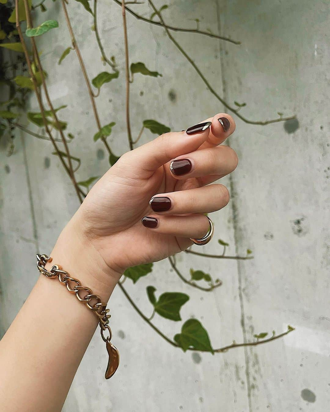 Julia Castroさんのインスタグラム写真 - (Julia CastroInstagram)「NEW NAILS🤎  今回はブラウンとグリーンに🥥🌿 ブラウンの先端にゴールドラインを入れるとアクセサリーとマッチして可愛い！ 今回も可愛くありがとうございます♡ @__rnp7__  . #newnails  #gelnails  #greennails  #brownnails  #julistagram」8月21日 21時33分 - julia.c.0209