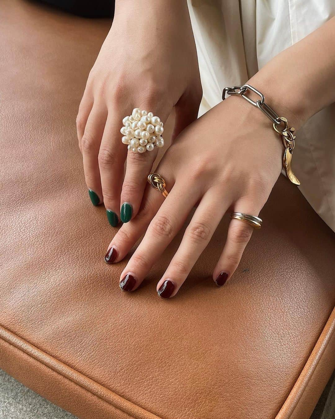 Julia Castroさんのインスタグラム写真 - (Julia CastroInstagram)「NEW NAILS🤎  今回はブラウンとグリーンに🥥🌿 ブラウンの先端にゴールドラインを入れるとアクセサリーとマッチして可愛い！ 今回も可愛くありがとうございます♡ @__rnp7__  . #newnails  #gelnails  #greennails  #brownnails  #julistagram」8月21日 21時33分 - julia.c.0209