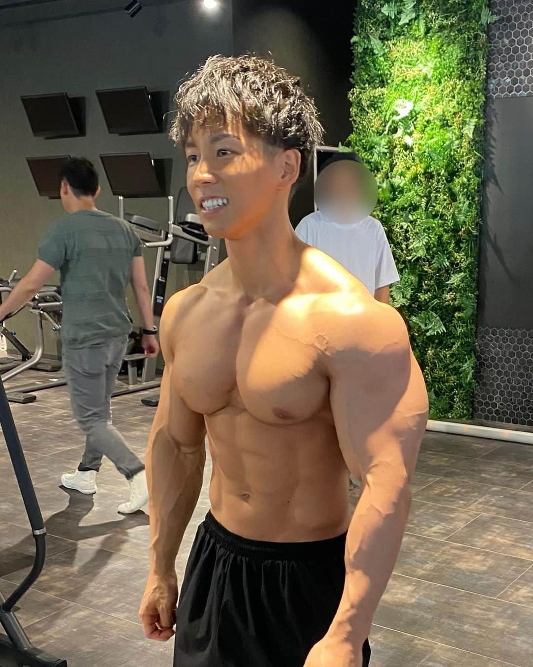 横川尚隆さんのインスタグラム写真 - (横川尚隆Instagram)「俺からトレーニングかプロテインか牛肉か卵か白米の5つのうちどれか1つを奪ったらいっかんのおわり。 頭がダウンしてショートしておかしくなるから誰でも倒せます。 逆にこの5つがあればおれは毎日ずっと幸せに生きれる🤤なぜなら俺は筋肉だから。 ⁡ ⁡ #bodybuilding#ボディビル#training#workout #トレーニング#ワークアウト#筋トレ#fitness#フィットネス#筋肉 #腹筋#physique#フィジーク」8月21日 22時12分 - yokokawa_naotaka