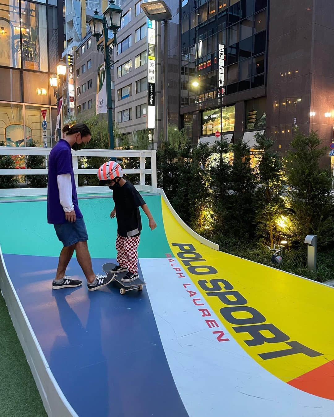 春名亜美さんのインスタグラム写真 - (春名亜美Instagram)「『RL SKATEBOARD SCHOOL for Kids』に長男が参加してきました🛹  オリンピックでの @yutohorigome くんの活躍を見て、「僕もスケボーやりたい！」と言われたけど、都内ではスケボーできる環境はなかなかないし、どうしたもんかなー🤔と思ってたところにこんな期間限定イベントを発見💡  @gunsooo 先生が優しく丁寧に面白く教えてくれてました🛹  スケートボードランプの経験までさせてもらって、終了後に息子に感想を聞くと「楽しすぎた！もっとやりたい！」と汗だくになりながらも、キラっキラの笑顔で言ってました😊 ・ ・ ・ #rlskateboarding #rlskateboardramps #rlskateboard#ralphlauren  #ラルフローレンカフェ #ラルフローレン銀座 #RLSKATEBOARDSCHOOLforKids」8月21日 22時42分 - amiharunaami