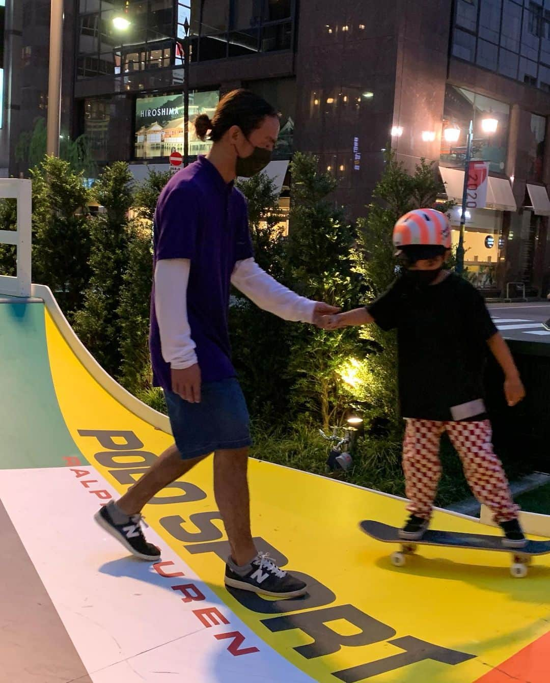 春名亜美さんのインスタグラム写真 - (春名亜美Instagram)「『RL SKATEBOARD SCHOOL for Kids』に長男が参加してきました🛹  オリンピックでの @yutohorigome くんの活躍を見て、「僕もスケボーやりたい！」と言われたけど、都内ではスケボーできる環境はなかなかないし、どうしたもんかなー🤔と思ってたところにこんな期間限定イベントを発見💡  @gunsooo 先生が優しく丁寧に面白く教えてくれてました🛹  スケートボードランプの経験までさせてもらって、終了後に息子に感想を聞くと「楽しすぎた！もっとやりたい！」と汗だくになりながらも、キラっキラの笑顔で言ってました😊 ・ ・ ・ #rlskateboarding #rlskateboardramps #rlskateboard#ralphlauren  #ラルフローレンカフェ #ラルフローレン銀座 #RLSKATEBOARDSCHOOLforKids」8月21日 22時42分 - amiharunaami