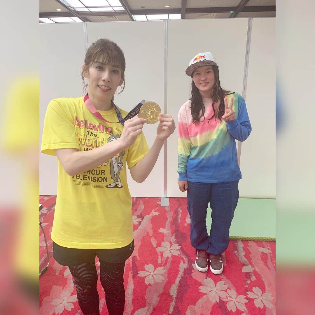 吉田沙保里さんのインスタグラム写真 - (吉田沙保里Instagram)「24時間テレビの控室に、なんとスケボーの四十住さくらちゃんがご挨拶に来てくれて、東京オリンピックの金メダル🥇を触らせていただきましたぁー😆🙏 人の金メダルを触らせてもらうって、こんなに緊張するんだぁーと思いました🙇‍♀️🙇‍♀️🙇‍♀️ 改めて、沢山の元気と勇気と感動をありがとうございました😆🙏 これからも怪我に気を付けて頑張ってね🛹❤︎  #金メダル #四十住さくら　ちゃん #スケートボード #徳島ちゃんも一緒に #記念撮影」8月21日 23時09分 - saori___yoshida