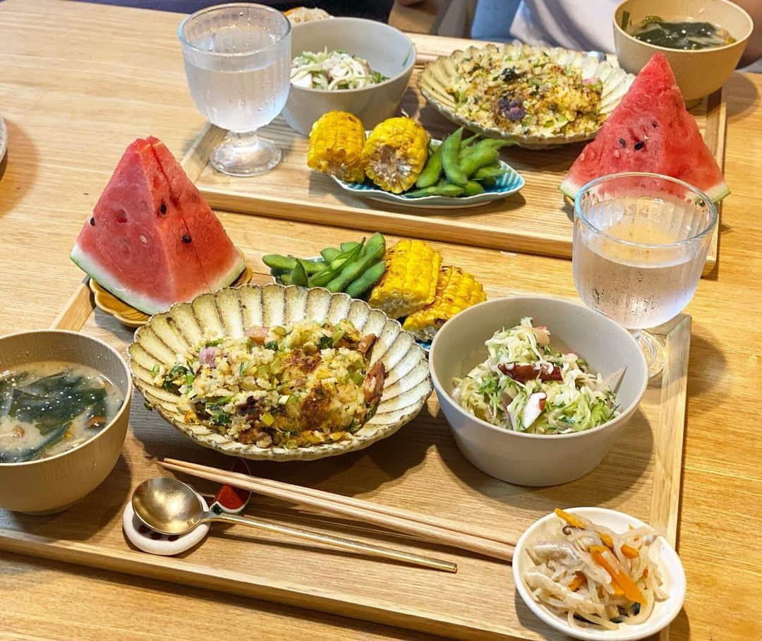 クロさんのインスタグラム写真 - (クロInstagram)「今日の晩御飯👩🏽‍🍳🤍 ⁡ 小松菜消費でチャーハン作った♩ ⁡ ✔︎小松菜チャーハン ✔︎切り干し大根とタコときゅうりのサラダ ✔︎切り干し大根の煮物（母作） ✔︎なめことワカメのお味噌汁 ✔︎とうもろこし屋台風 ✔︎茶豆 ✔︎🍉 でした！！ ⁡ 詳しくはブログに書きました〜💕💕💕 ⁡ #定食ご飯 #今日の晩御飯 #つくりおき食堂まりえ #お家ごはん #おうちごはん #時短ご飯 #dinner #簡単レシピ #レシピ #電子レンジご飯 #時短レシピ#yummy #delistagrammer #homecooking #tokyo #japanesefood #instafood #foodstagram #クロリサ的自炊 #おうちご飯 #クッキングラム #晩ごはん #instagood #instalike #tokyo #可愛い #大好き」8月21日 23時24分 - kuro_risa