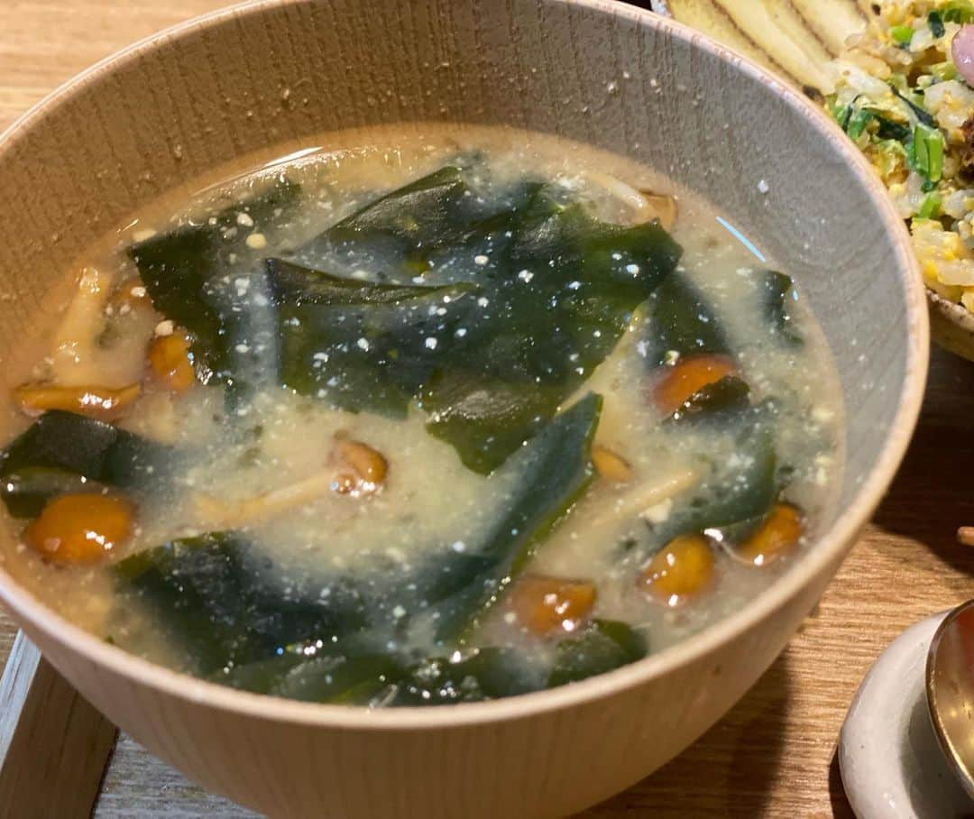 クロさんのインスタグラム写真 - (クロInstagram)「今日の晩御飯👩🏽‍🍳🤍 ⁡ 小松菜消費でチャーハン作った♩ ⁡ ✔︎小松菜チャーハン ✔︎切り干し大根とタコときゅうりのサラダ ✔︎切り干し大根の煮物（母作） ✔︎なめことワカメのお味噌汁 ✔︎とうもろこし屋台風 ✔︎茶豆 ✔︎🍉 でした！！ ⁡ 詳しくはブログに書きました〜💕💕💕 ⁡ #定食ご飯 #今日の晩御飯 #つくりおき食堂まりえ #お家ごはん #おうちごはん #時短ご飯 #dinner #簡単レシピ #レシピ #電子レンジご飯 #時短レシピ#yummy #delistagrammer #homecooking #tokyo #japanesefood #instafood #foodstagram #クロリサ的自炊 #おうちご飯 #クッキングラム #晩ごはん #instagood #instalike #tokyo #可愛い #大好き」8月21日 23時24分 - kuro_risa