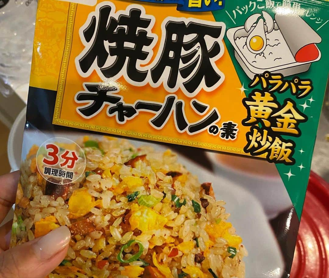 クロさんのインスタグラム写真 - (クロInstagram)「今日の晩御飯👩🏽‍🍳🤍 ⁡ 小松菜消費でチャーハン作った♩ ⁡ ✔︎小松菜チャーハン ✔︎切り干し大根とタコときゅうりのサラダ ✔︎切り干し大根の煮物（母作） ✔︎なめことワカメのお味噌汁 ✔︎とうもろこし屋台風 ✔︎茶豆 ✔︎🍉 でした！！ ⁡ 詳しくはブログに書きました〜💕💕💕 ⁡ #定食ご飯 #今日の晩御飯 #つくりおき食堂まりえ #お家ごはん #おうちごはん #時短ご飯 #dinner #簡単レシピ #レシピ #電子レンジご飯 #時短レシピ#yummy #delistagrammer #homecooking #tokyo #japanesefood #instafood #foodstagram #クロリサ的自炊 #おうちご飯 #クッキングラム #晩ごはん #instagood #instalike #tokyo #可愛い #大好き」8月21日 23時24分 - kuro_risa