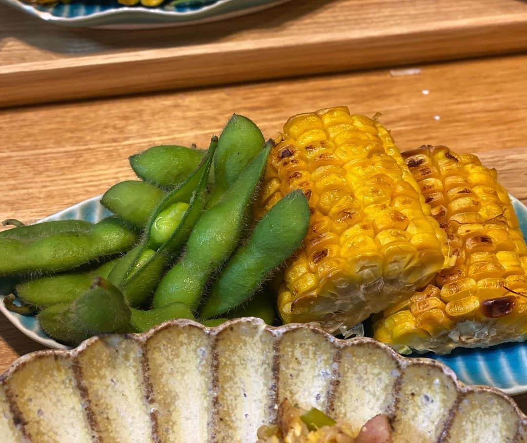 クロさんのインスタグラム写真 - (クロInstagram)「今日の晩御飯👩🏽‍🍳🤍 ⁡ 小松菜消費でチャーハン作った♩ ⁡ ✔︎小松菜チャーハン ✔︎切り干し大根とタコときゅうりのサラダ ✔︎切り干し大根の煮物（母作） ✔︎なめことワカメのお味噌汁 ✔︎とうもろこし屋台風 ✔︎茶豆 ✔︎🍉 でした！！ ⁡ 詳しくはブログに書きました〜💕💕💕 ⁡ #定食ご飯 #今日の晩御飯 #つくりおき食堂まりえ #お家ごはん #おうちごはん #時短ご飯 #dinner #簡単レシピ #レシピ #電子レンジご飯 #時短レシピ#yummy #delistagrammer #homecooking #tokyo #japanesefood #instafood #foodstagram #クロリサ的自炊 #おうちご飯 #クッキングラム #晩ごはん #instagood #instalike #tokyo #可愛い #大好き」8月21日 23時24分 - kuro_risa