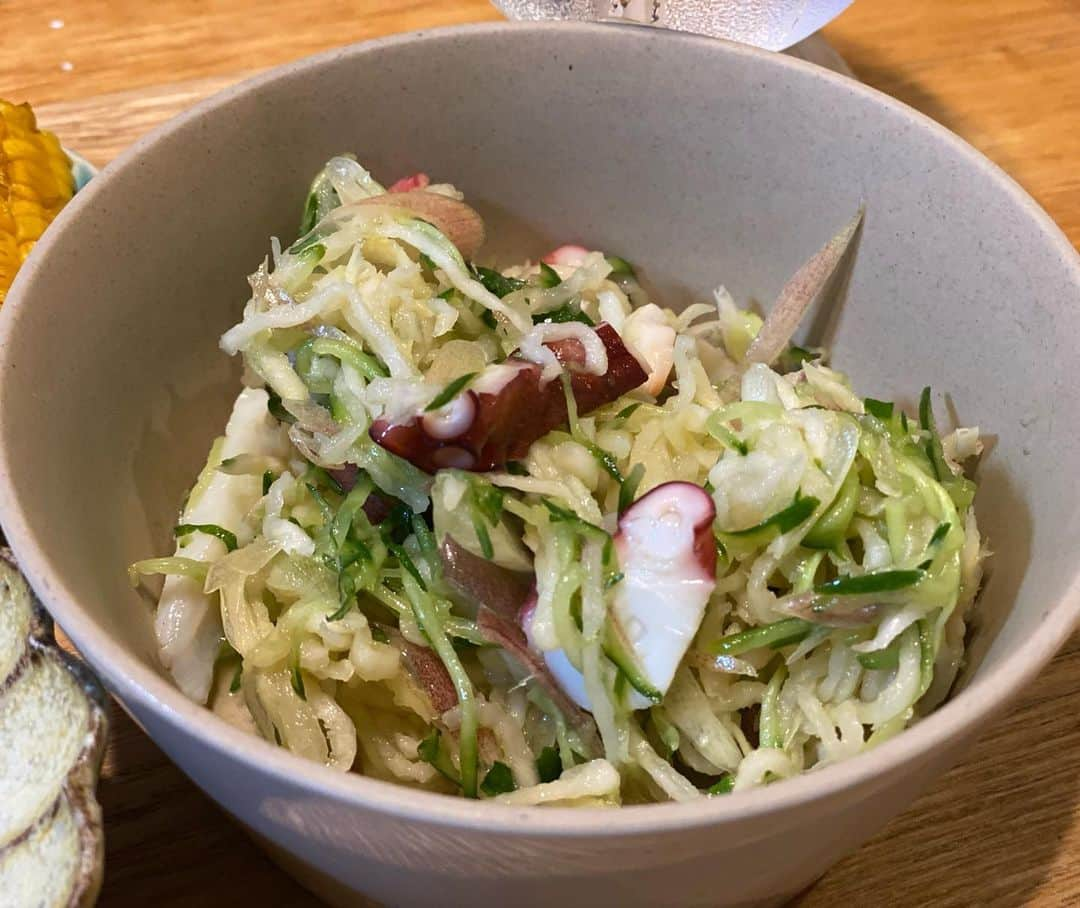 クロさんのインスタグラム写真 - (クロInstagram)「今日の晩御飯👩🏽‍🍳🤍 ⁡ 小松菜消費でチャーハン作った♩ ⁡ ✔︎小松菜チャーハン ✔︎切り干し大根とタコときゅうりのサラダ ✔︎切り干し大根の煮物（母作） ✔︎なめことワカメのお味噌汁 ✔︎とうもろこし屋台風 ✔︎茶豆 ✔︎🍉 でした！！ ⁡ 詳しくはブログに書きました〜💕💕💕 ⁡ #定食ご飯 #今日の晩御飯 #つくりおき食堂まりえ #お家ごはん #おうちごはん #時短ご飯 #dinner #簡単レシピ #レシピ #電子レンジご飯 #時短レシピ#yummy #delistagrammer #homecooking #tokyo #japanesefood #instafood #foodstagram #クロリサ的自炊 #おうちご飯 #クッキングラム #晩ごはん #instagood #instalike #tokyo #可愛い #大好き」8月21日 23時24分 - kuro_risa