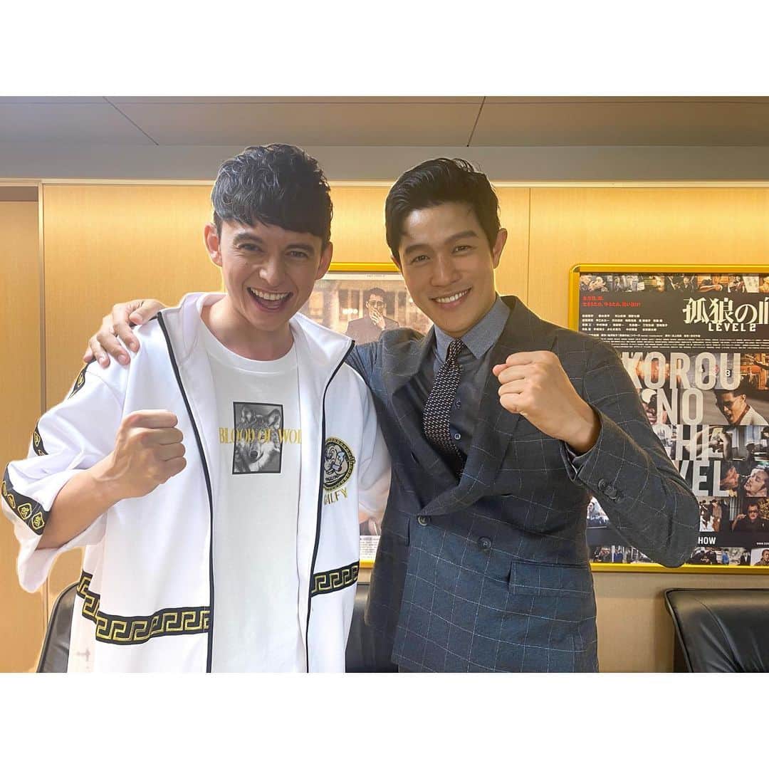 ハリー杉山のインスタグラム：「とんでもない男です。鈴木亮平氏。 もはや限界を知らない、"漢" と言う言葉がとてつもなく相応しい方だと思います。役へのこだわり、生き様、一言一言、顔、身体一つの動きにも無駄がないその人生への姿勢、生きる情熱を僕は心から尊敬してます💪🏻  孤狼の血 LEVEL 2は彼の最高傑作だと思います。彼が演じる 上林は極悪中の極悪。残酷と言う定義を新しい次元へ書き換えるモンスターです。その卑劣さはヒース・レジャーのJOKER, LEONのノーマン捜査官、ゲースロのラムジーと同じ香りが脳へと突き刺さります⛑  松坂桃李氏演じる日岡との闘い。 そして日岡と上林と共に運命が狂いはじめる仲間達。とてつもないスペクタクルを皆さんは見ようとしてます。  このグレーな時代と共に訪れてるフラストレーションや無気力な黒いエネルギーを一気にこの吹っ飛ばす超傑作！  白石和彌監督！ おめでとうございます🔥  So today I had the great opportunity to work on the opening of the latest @korounochi_movie 🐺  It's an absolute blast. The pace, the passion, the madness, the gore...it's Director Kazuya Shiraishi at his best, and a long time friend Ryohei Suzuki playing the merciless villain Uebayashi gives you a new definition of calamity.  Proper gangsta film.  #孤狼の血level2  #鈴木亮平  氏 #19才から色んな現場をご一緒させていただいた先輩 #その17年後やっと同じステージで話し合えたのは #とても光栄な事です #massiverespect」