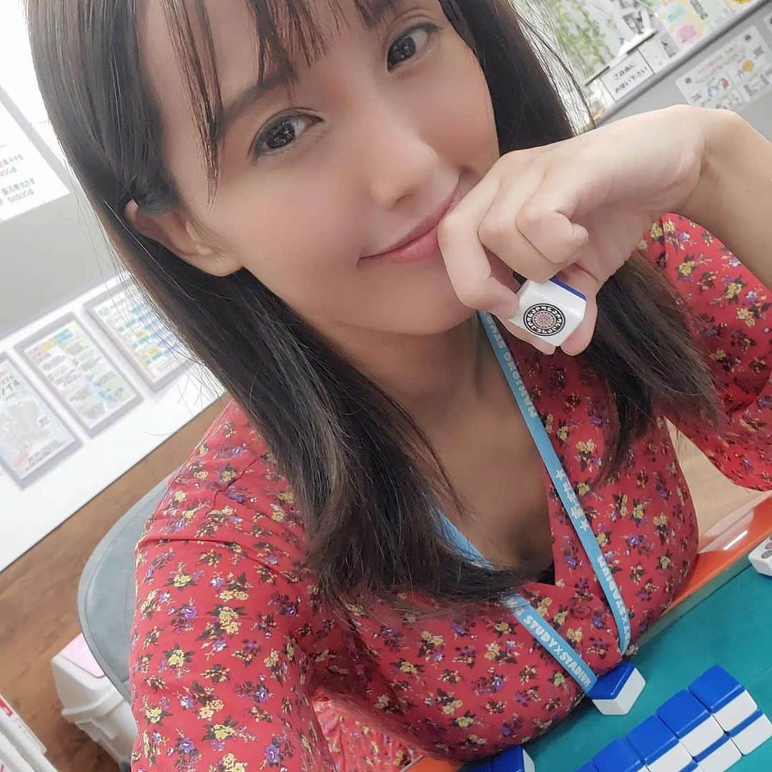 日里麻美のインスタグラム：「* 麻雀ゲストでも主張  本日はまーすた王子店にご来店ありがとうございます😂 楽しかった🎵  明日はミスFLASH2022オンライン撮影会 とっても大切な配信です！ チェキも購入できます！ マシェバラから2000ptで私のルームに最初に来ていただけるとポイントになります！  マシェバラ配信中にこのTシャツ購入できます！ teamあさ民へご加入お待ちしてま  * * *  ❇️#ミスFLASH2022 オーディション参加中！応援必要としてます！！❇️ 【販売中】 💠抑えきれない胸の鼓動　DVD & Blu-ray Amazonなどで購入できます 💠グラビア学園　グラビア動画&デジタル写真集　Amazon、DMMで購入できます  【TV、Web】 💠 打姫オバカミーコ　劇場公開決定  💠毎週木曜日YouTube　タイタン東スポ部更  💠さまぁ～ずチャンネル　『訳あり女』  💠YouTube　『ひさっちゃんねる』で検索 最新「ミスFLASH2022応援方法」  【イベント】 💠8/21　まーすた王子店🀄 💠8/22　ミスFLASH2022オンライン撮影会(12:20~13:00 13:20~14:00) 💠8/25　ミスFLASH2022マシェバラ公式配信21:00~👑セミファイナルラスト * * * * #乳圧女 #着衣巨乳 #着衣でも主張 #乳圧 #おっぱいの大きいお姉さんは好きですか #hisato」
