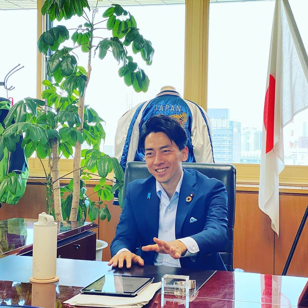 小泉進次郎さんのインスタグラム写真 - (小泉進次郎Instagram)「2050年カーボンニュートラルの実現のために個人でも出来ることはありますか？とよく聞かれます。私も環境大臣になってから、日々の暮らしの中で、出来ることから始めています。例えば、電気の契約を再生可能エネルギーに変える。スマホで電力会社を選択し、切替え自体も意外と簡単に出来ます。  カーボンニュートラルの実現にはプラスチックの使用を減らすこと（脱プラ）も大事。そのため、今年の通常国会ではプラスチックに関する新しい法律を作りました。これで、来年から使い捨てプラスチックを減らすための取り組みが本格的にスタートすることになります。  脱プラで個人が取り組めること…  昨年の7月からのレジ袋有料化に伴い、レジ袋の辞退率は70%以上に増加しました。私自身は2016年熊本地震で使われたブルーシートをリサイクルしたエコバッグを愛用しています。レジ袋有料化は脱プラへの意識改革のきっかけとしては、大きな意味があると思います。  マイボトルやシリコンバッグを使う。 ペットボトルはリサイクルも重要ですが、使用を減らすことが、大切だという想いで日常で使っています。 シリコンバッグには、果物や、前の日に残ったシチューを入れてお昼として食べたりします。洗って何度でも使えるし、電子レンジでの温めことも可能で便利です。  先週CLASSY.オンラインのインタビューが公開されました。こちらもご覧ください。 https://classy-online.jp/lifestyle/168164/ https://classy-online.jp/lifestyle/168172/」8月22日 10時57分 - shinjiro.koizumi