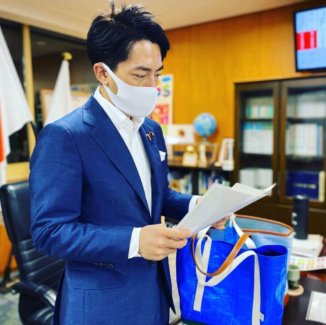 小泉進次郎さんのインスタグラム写真 - (小泉進次郎Instagram)「2050年カーボンニュートラルの実現のために個人でも出来ることはありますか？とよく聞かれます。私も環境大臣になってから、日々の暮らしの中で、出来ることから始めています。例えば、電気の契約を再生可能エネルギーに変える。スマホで電力会社を選択し、切替え自体も意外と簡単に出来ます。  カーボンニュートラルの実現にはプラスチックの使用を減らすこと（脱プラ）も大事。そのため、今年の通常国会ではプラスチックに関する新しい法律を作りました。これで、来年から使い捨てプラスチックを減らすための取り組みが本格的にスタートすることになります。  脱プラで個人が取り組めること…  昨年の7月からのレジ袋有料化に伴い、レジ袋の辞退率は70%以上に増加しました。私自身は2016年熊本地震で使われたブルーシートをリサイクルしたエコバッグを愛用しています。レジ袋有料化は脱プラへの意識改革のきっかけとしては、大きな意味があると思います。  マイボトルやシリコンバッグを使う。 ペットボトルはリサイクルも重要ですが、使用を減らすことが、大切だという想いで日常で使っています。 シリコンバッグには、果物や、前の日に残ったシチューを入れてお昼として食べたりします。洗って何度でも使えるし、電子レンジでの温めことも可能で便利です。  先週CLASSY.オンラインのインタビューが公開されました。こちらもご覧ください。 https://classy-online.jp/lifestyle/168164/ https://classy-online.jp/lifestyle/168172/」8月22日 10時57分 - shinjiro.koizumi