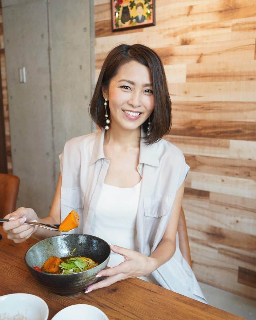 坂元美香さんのインスタグラム写真 - (坂元美香Instagram)「おはよー  うちから30秒くらいのところに いつの間にかカレースープのお店が オープンしてたので初挑戦してみたら すごく美味しかったー😙  わたしはカレーが好きではないのだけど 正確にいうと典型的な「カレーライス🍛」が 苦手なだけで、スープとお米だったら 美味しくいただけました！🥳👏 大きい野菜がゴロゴロは嬉しい。 今度自分でも真似して作ってみよう。  @hanaichigo1  #はないちご #カレースープ #スープカレー #北参道 #北参道ランチ #千駄ヶ谷」8月22日 9時24分 - mika_saka