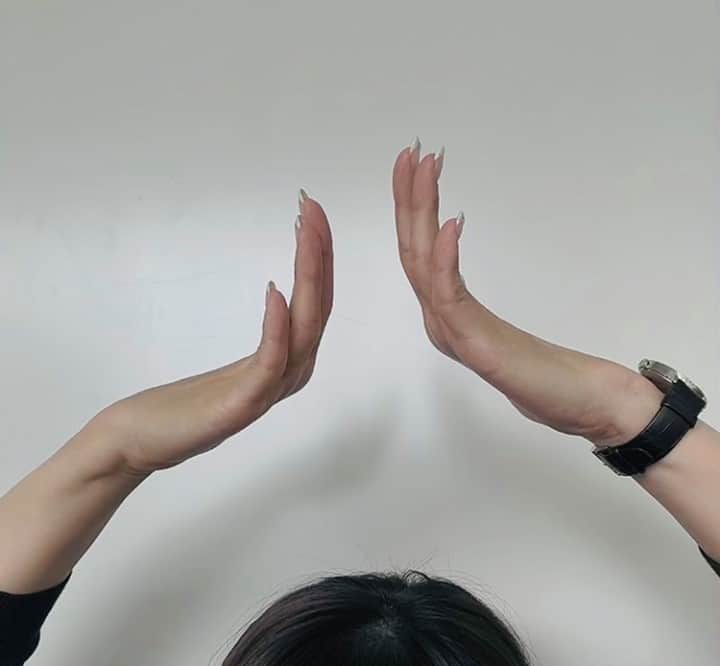 テレビ朝日アナウンサー公式さんのインスタグラム写真 - (テレビ朝日アナウンサー公式Instagram)「「 #これダレ 」 皆さんはこんなに指が反り返ります？他の人との違いに小学生の頃に気づいたそうで…さて誰でしょう？ 答えは２時間後！！」8月22日 10時00分 - tvasahi_announcers