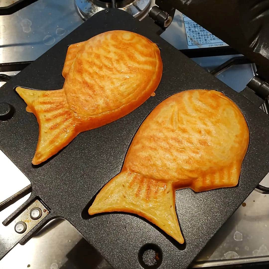 三瓶のインスタグラム：「ひさしぶりにたい焼きやりました…。 イカ焼き風に作りました…。 美味しくできました…。  #たい焼き #イカ焼き #たい焼きメーカー  #家」