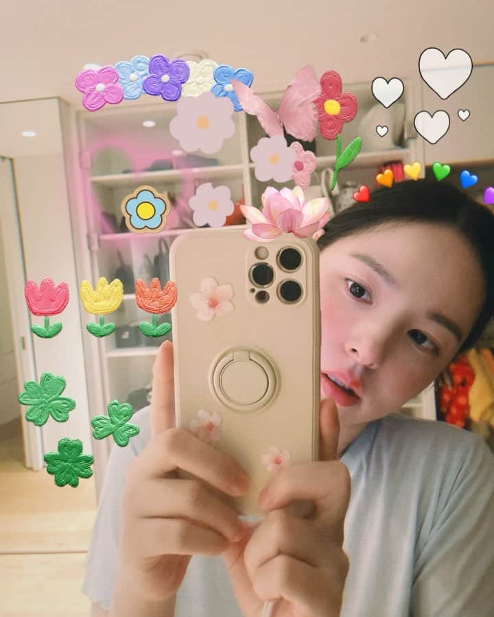 ミン・ヒョリンのインスタグラム：「자야되는데🥱😴🥛🍪🤦🏻‍♀️」
