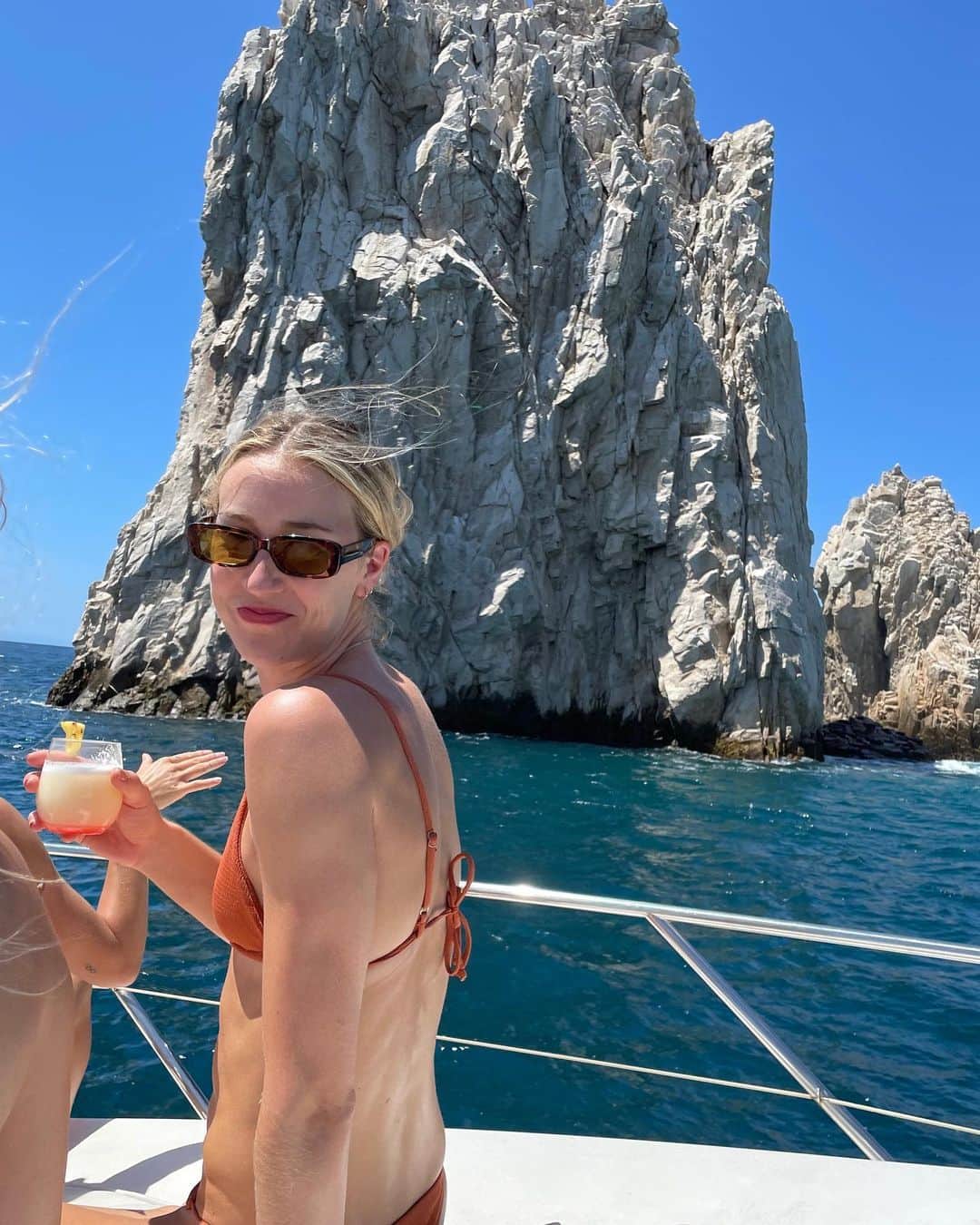 キンバリー・ヒルのインスタグラム：「Life update: still floating on air」