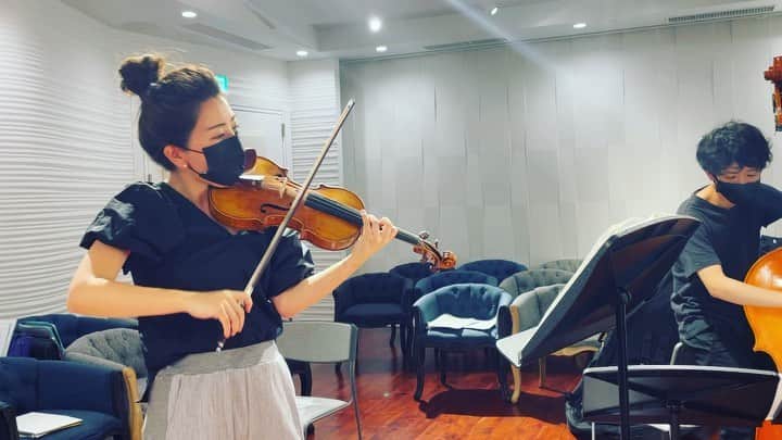 木嶋真優のインスタグラム：「9/5 SUN  @ BLUE  NOTE TOKYO [1st]Open4:00pm Start4:45pm　[2nd]Open6:30pm Start7:30pm 1stは アリーナ以外はもうサイドしかないみたいだけど アリーナ席も、感染予防対策で、 密にならないように、ゆとりのある配席をして下さっているみたいなので 好きな席見てみてねー リンクはストーリーに貼ったよ🌟 あ、クラシックもちゃんと 弾きます！(もちろん) セトリは1st 2nd、 気分ですこし変える予定！多分！です！  伊賀拓郎さん 木村将之さん とお送りします @bluenotetokyo   #bluenote #bluenotetokyo #live #ブルーノート」