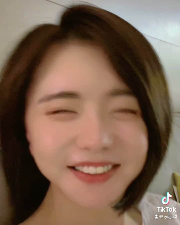 リュ・ジヘのインスタグラム：「ㅋ나 좀 귀엽지? 오늘도 화이팅😉💕」