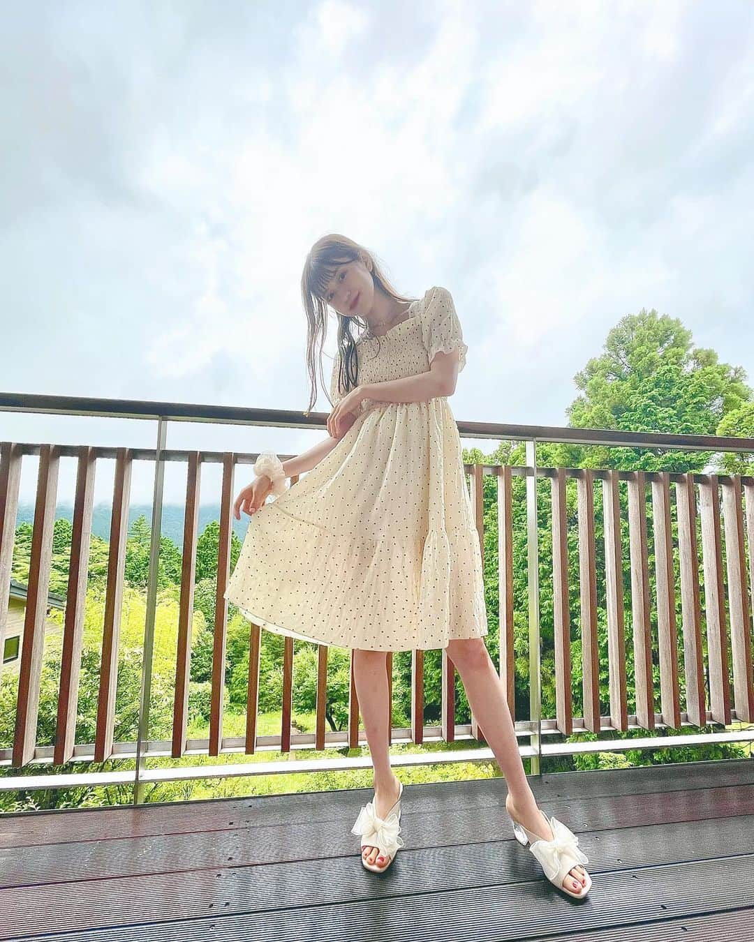 町田恵里那さんのインスタグラム写真 - (町田恵里那Instagram)「☁︎☽ tiktokでも好評だった、 とっても可愛いワンピース🎀 ⁡ ⁡ シンプルだけど女の子らしくて ふわふわ動かしたくなる..!!💍 ⁡ アイテム、全部タグ付けしてます.ᐟ.ᐟ ⁡ ⁡ ⁡ あとあと広角カメラってすごい..🥺💭 画角足りない〜って思ってたけど 広角にしたらすっぽり入った.ᐟ.ᐟ笑 ⁡ ⁡ ⁡ ⁡ ⁡ ⁡ ⁡ ⁡ ⁡ ⁡ #エリナパレット #町田恵里那 #ootd #code #fashion #ガーリーコーデ #フレンチガーリー #おパリ #おパリ女子 #夏服コーデ #夏コーデ #ワンピース #ワンピースコーデ」8月22日 20時03分 - machida_erina122