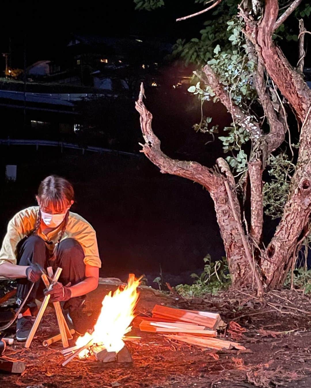 トラウデン直美さんのインスタグラム写真 - (トラウデン直美Instagram)「スイモクちゃんねるで、キャンプをしました🏕 木を集めて、火を起こして、焚き火でご飯を作る。全部自分でやるのは大変だけど、その分一つ一つの工程が生きていることを実感できる、地球に生かされていることを実感できる、とっても素敵な体験でした🔥 キャンプハマりそうだ〜！笑  とにかく火おこし極めてみたい🔥🔥🔥  #スイモクちゃんねる #キャンプ」8月22日 20時04分 - naomi_trauden_