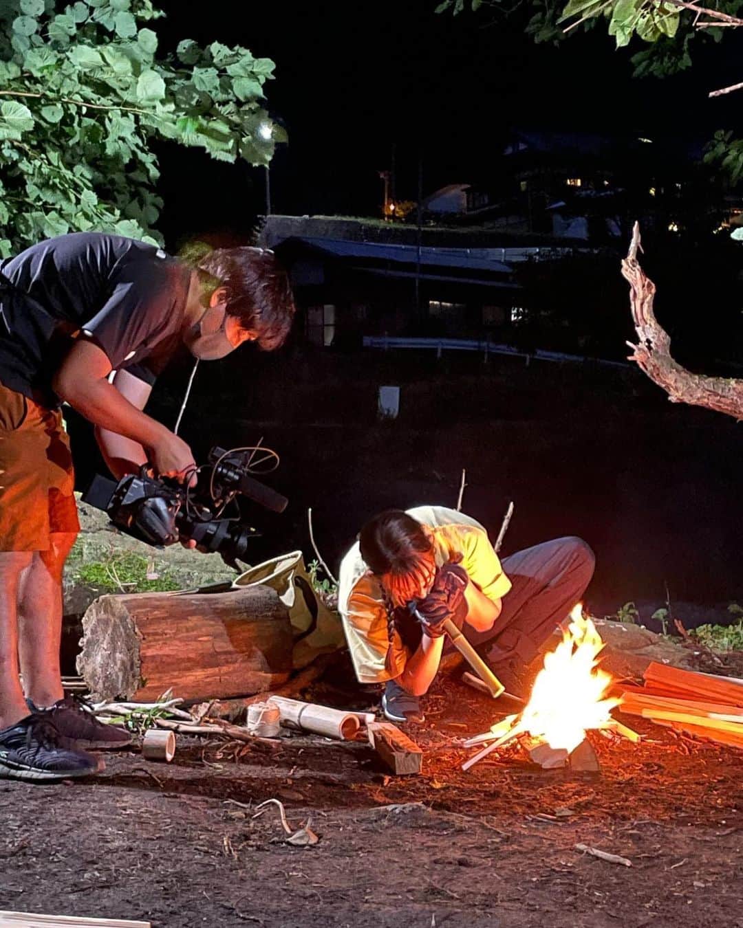 トラウデン直美さんのインスタグラム写真 - (トラウデン直美Instagram)「スイモクちゃんねるで、キャンプをしました🏕 木を集めて、火を起こして、焚き火でご飯を作る。全部自分でやるのは大変だけど、その分一つ一つの工程が生きていることを実感できる、地球に生かされていることを実感できる、とっても素敵な体験でした🔥 キャンプハマりそうだ〜！笑  とにかく火おこし極めてみたい🔥🔥🔥  #スイモクちゃんねる #キャンプ」8月22日 20時04分 - naomi_trauden_