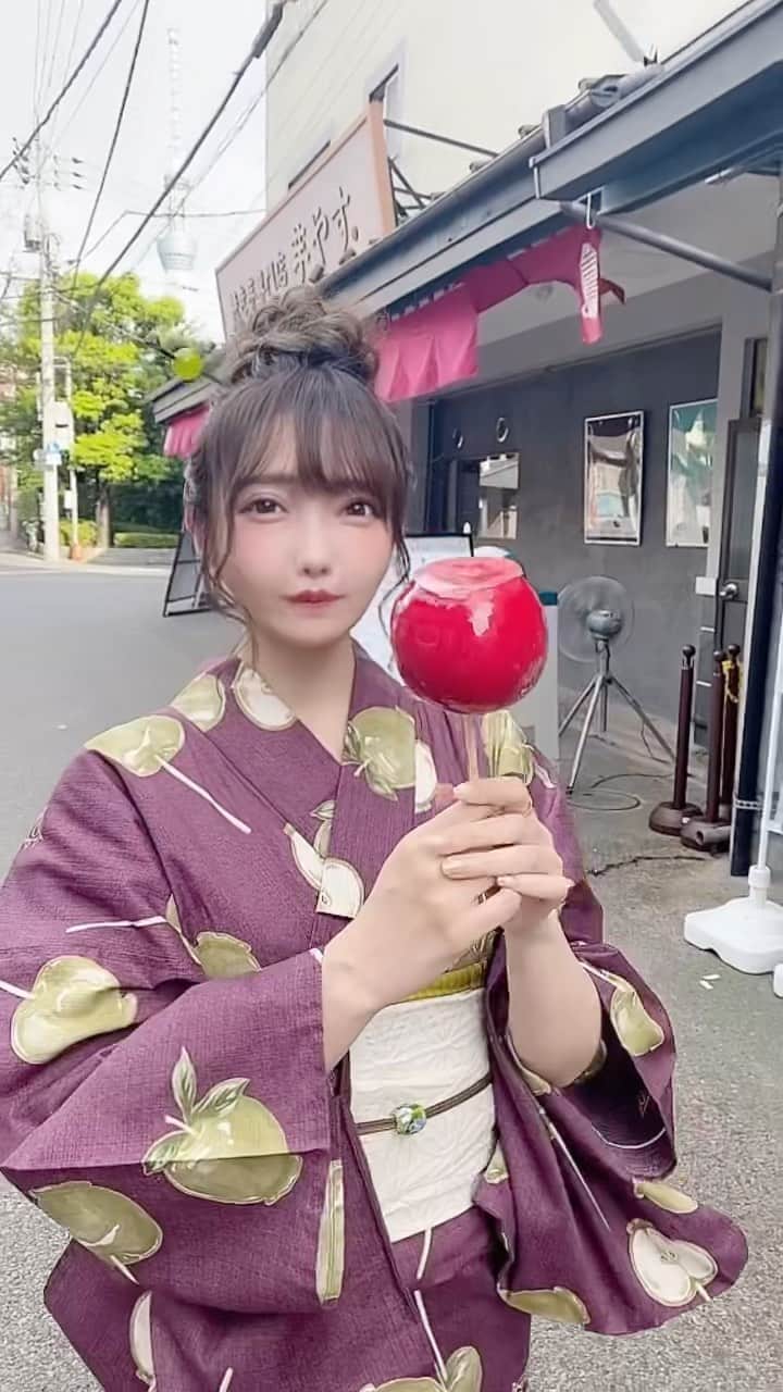 遠藤 玲奈 /endo renaのインスタグラム：「動画作っていただいた🥲🎐 今日は夏日和でしたね🐈！ 何しましたかー☻？ #浴衣 #浴衣ヘアアレンジ #お団子ヘア #shooting #りんご飴」