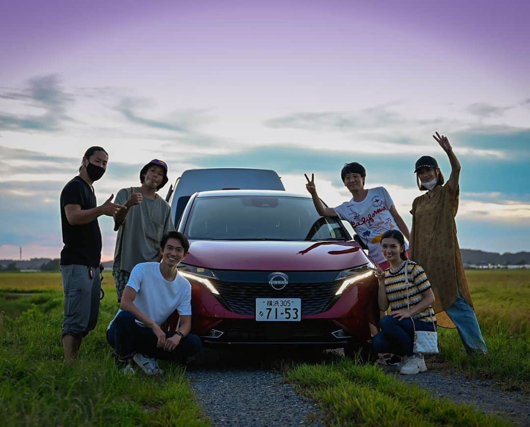 まあみさんのインスタグラム写真 - (まあみInstagram)「. ウォーカープラスさんの取材で、 日産ノートオーラに乗って撮影してきました🚗💓 運転するのいつぶりだろう🙎💭,,, ってくらい久々だったので終始緊張気味←🥺❤️‍🔥 . . 乗ってみての感想😄 シートの座り心地、乗り心地がたまらなく良い(^o^)👌 ナビゲーション連動はもちろん、 後方撮影もできるのであおり運転や 後方からの追突事故への対策になるので安心しました😎 ブレーキペダルから足を離しても 自動的にブレーキ力が保持されるので、 信号待ちなどでとても便利🚥 前を走行するクルマを検知し、 日産オーラがアクセル、 ブレーキをコントロールして前のクルマとの 車間距離を保つ手助けをしてくれます🙏 . スーパーペーパードライバーの私でも とっても運転しやすかったので、 プライベートでも日産オーラに乗りたくなりました🎶😌 . ドライブしたい～！😍運転楽しい～！😍 天気にも恵まれ撮影も最高に楽しかった(∩´∀`∩)💕 クルーの皆様、暑い中お疲れ様でした😌🙏🙏🙏#thankyou  . . #ウォーカープラス#日産#日産ノートオーラ#日産ノート#日産オーラ#AURA#nissan #NISSANAURA#撮影時#ボディカラー#ガーネットレッド . #やっちゃえ日産 #やるじゃんプロパイロット #こいつの運転もイケてる #わかるひとにはわかる」8月22日 11時09分 - maami_1125