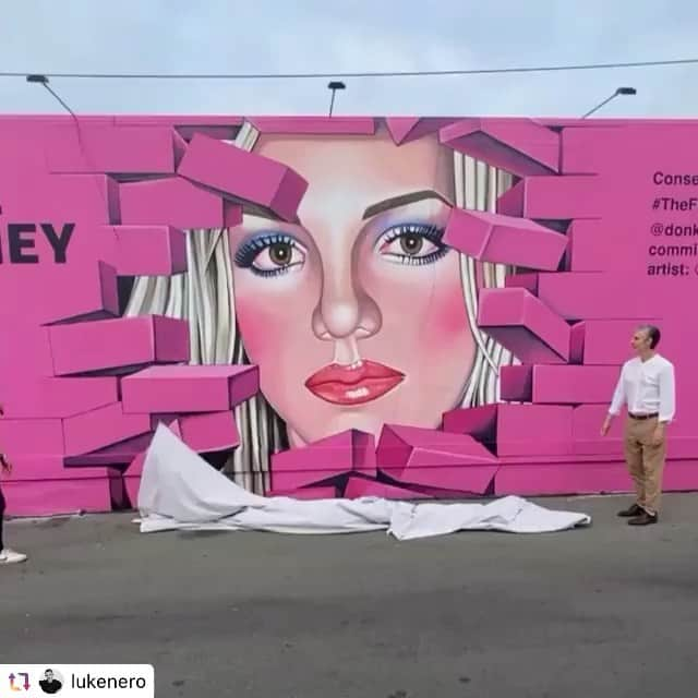 デヴィッド・ギルモアのインスタグラム：「Thank you so much @lukenero for commissioning this mural. It’s a true pleasure collaborating with you. ⚡️⚡️ And thank you @misstermanny for capturing this at tonight’s reveal. #thefreebritneymural #freedbritney」