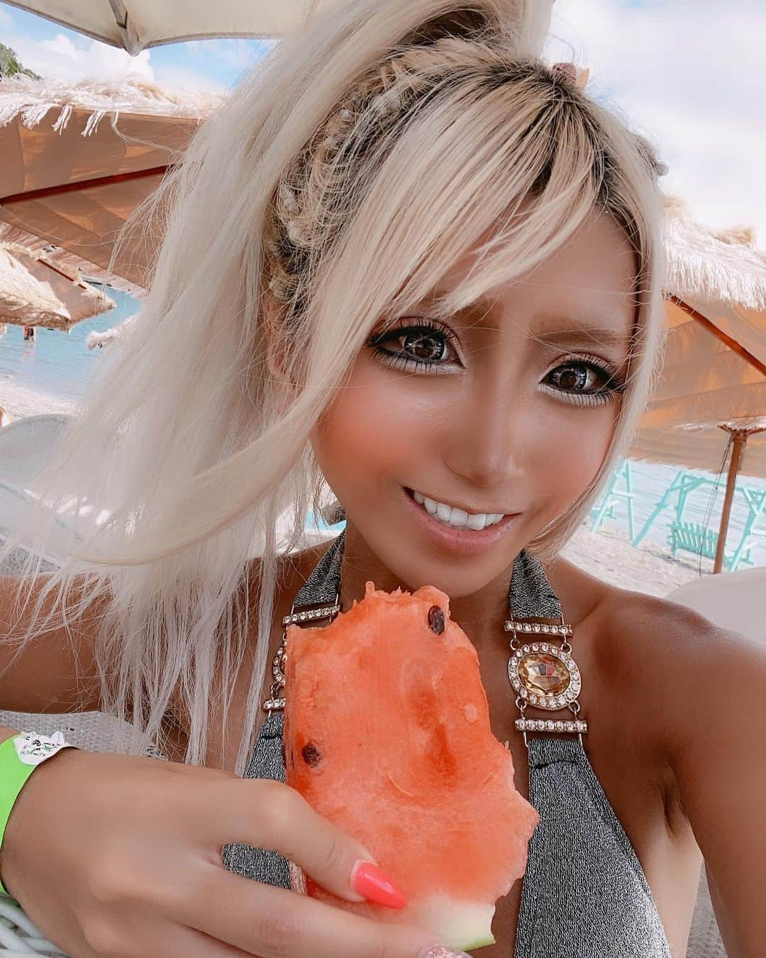 やよさーんさんのインスタグラム写真 - (やよさーんInstagram)「. 私の夏休みはまだ終わらない👱🏾‍♀️🍉 昨日寝溜めして完全復活💙 15時間は寝た〜😴 今日はどこでしょう🤗 . . #神奈川#三浦海岸#カメハメハ大王の渚#スイカ#スイカチャレンジ#海の家#ギャルしか勝たん#海の家#荒井浜海岸#海水浴#横須賀#三浦市#夏休みの宿題#修学旅行#夏合宿#ビキニギャル#ポニーテール#ヘアアレンジ#beach#beachlife#bikinigirl」8月22日 12時11分 - yayosaan