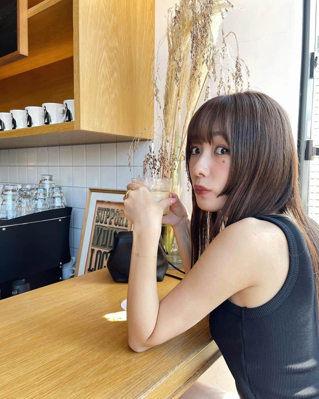 前田希美（まえのん）さんのインスタグラム写真 - (前田希美（まえのん）Instagram)「1枚目どれにしよ～って毎回悩むから これからストーリーでみんなに聞いてから 載せることに決めました。  今回は下ろしストレートのヘアのが 好評だったので、こちらの写真に。  投票してくださった皆様 ありがとうございます♡  今日のコーデは N WITH.の新作のスカートを 早く履きたくて、このコーデにしました。  このスカートは次の発売です。 お楽しみに。  #のんの私服 #nwith #エヌウィズ  #code #fashion #cafecode #nocafe」8月22日 13時22分 - maeda_nozomi