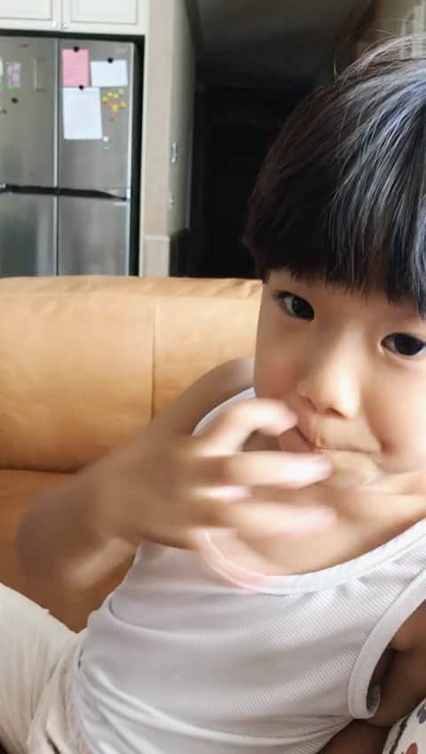 パク・ヨンインのインスタグラム：「세상에서 제일로 귀엽고 사랑스런 내 아들. 그래 아빠는 영어 못하니까, 엄마한테 열심히 배워라. 근데 Nope!! 할때 뭔가 제일 자신있는 저 느낌. 엄마가 그걸 많이 하는구나..? 🤣  @dawonss」