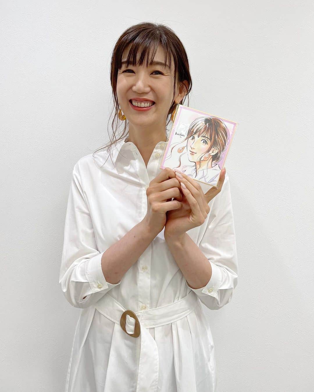 栗原恵さんのインスタグラム写真 - (栗原恵Instagram)「🌰 すごく可愛い似顔絵⁉︎をいただいて 満面の笑み🥰  もらった人を笑顔にできる絵を描けるって 素敵だなーと改めて感じました👩🏻‍🎨♡」8月22日 13時43分 - megumi_kurihara_official
