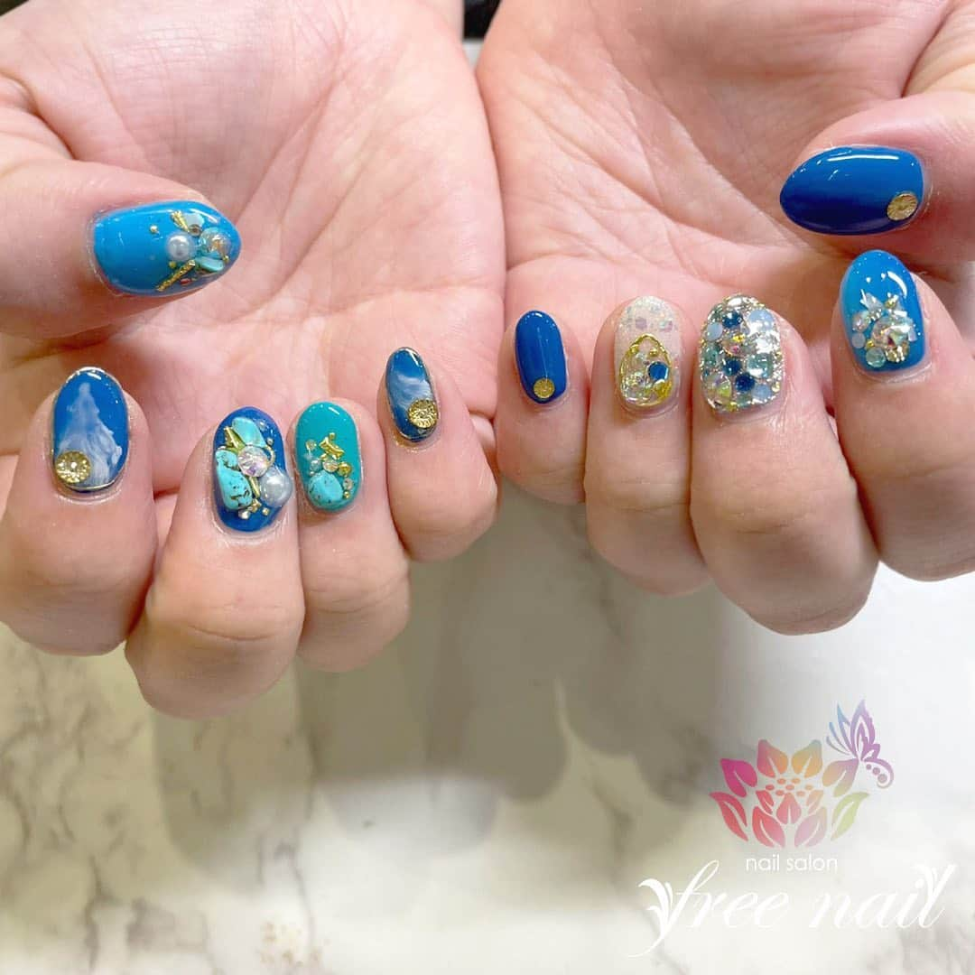 ネイルアーティストRYのインスタグラム：「. ターコイズネイル💅🏻🐠🏝 . 夏空と夏の海🌞🌊 . #ネイリスト #ネイルアーティスト #ネイルアート #ネイルチェンジ #ネイルサロン #大阪ネイルサロン #ネイルスクール #ネイル動画 #ジェルネイル #ネイルデザイン #ターコイズネイル #天然石ネイル #タイダイネイル #ネイルパーツ #ブルーネイル #ターコイズブルーネイル #デザインネイル #トレンドネイル #おしゃれネイル #大人ネイル #こだわりネイル #夏ネイル #summernails #美甲 #日式美甲 #日式美甲胶 #日本美甲师 #日本美甲老师 #美甲上课 #日本胶」