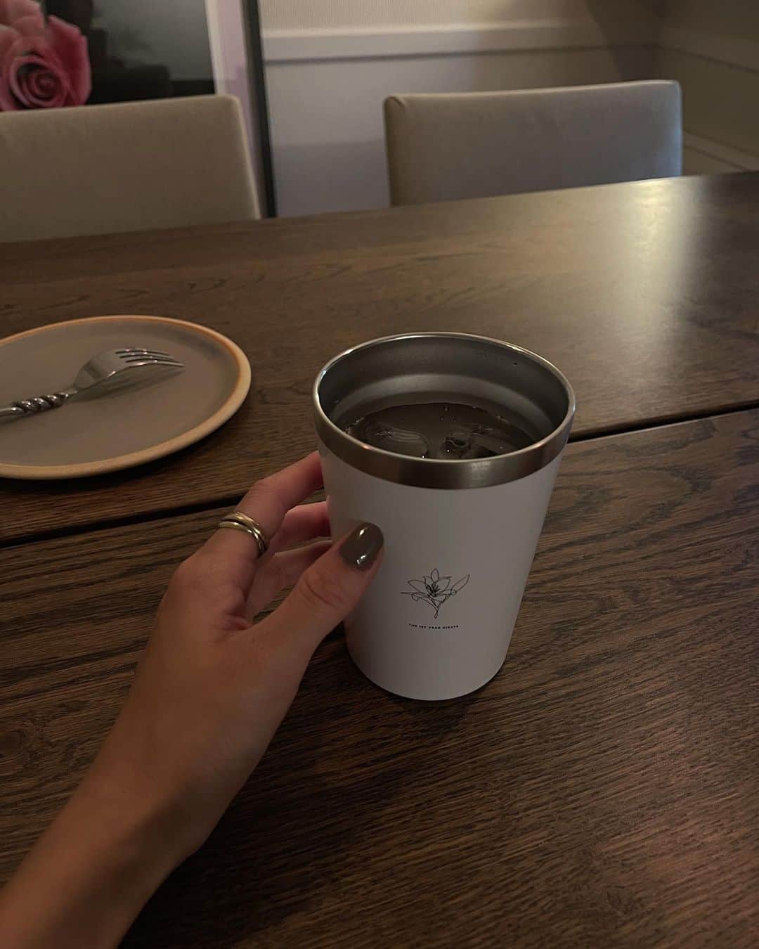 小嶋梨奈のインスタグラム：「普段から愛用してるタンブラー👏 オフィスでも自宅でも、 カップのままでも直接でも◯ 1周年記念itemです☺️💕 スタバのトールサイズがぴったりだった😂  #タンブラー」