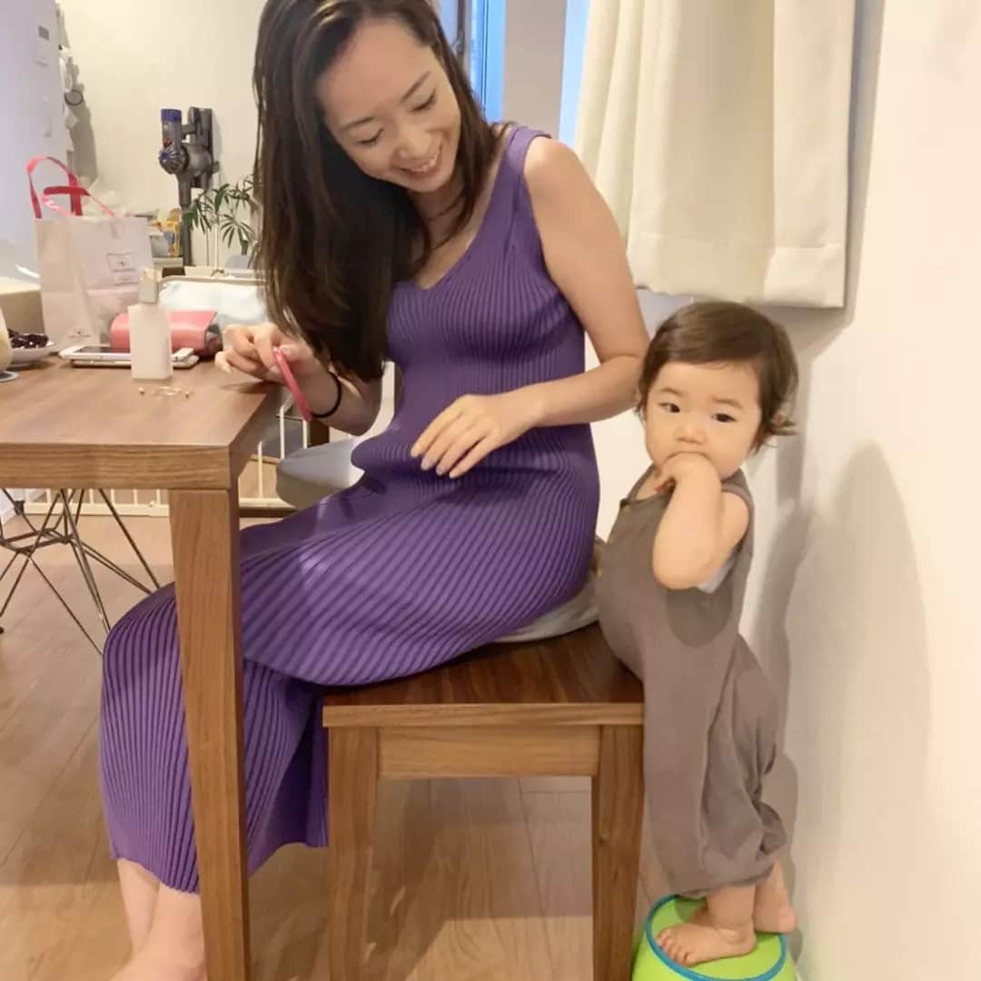 手島千尋のインスタグラム：「友達の家で素っぴんから 化粧させてもらうあるある。  友達の娘に 「ちーちゃん」と覚えさせ ちーちゃんと呼んでくれた😎❤️  ママ パパの次がちーちゃん😂😂 半端ない達成感。」