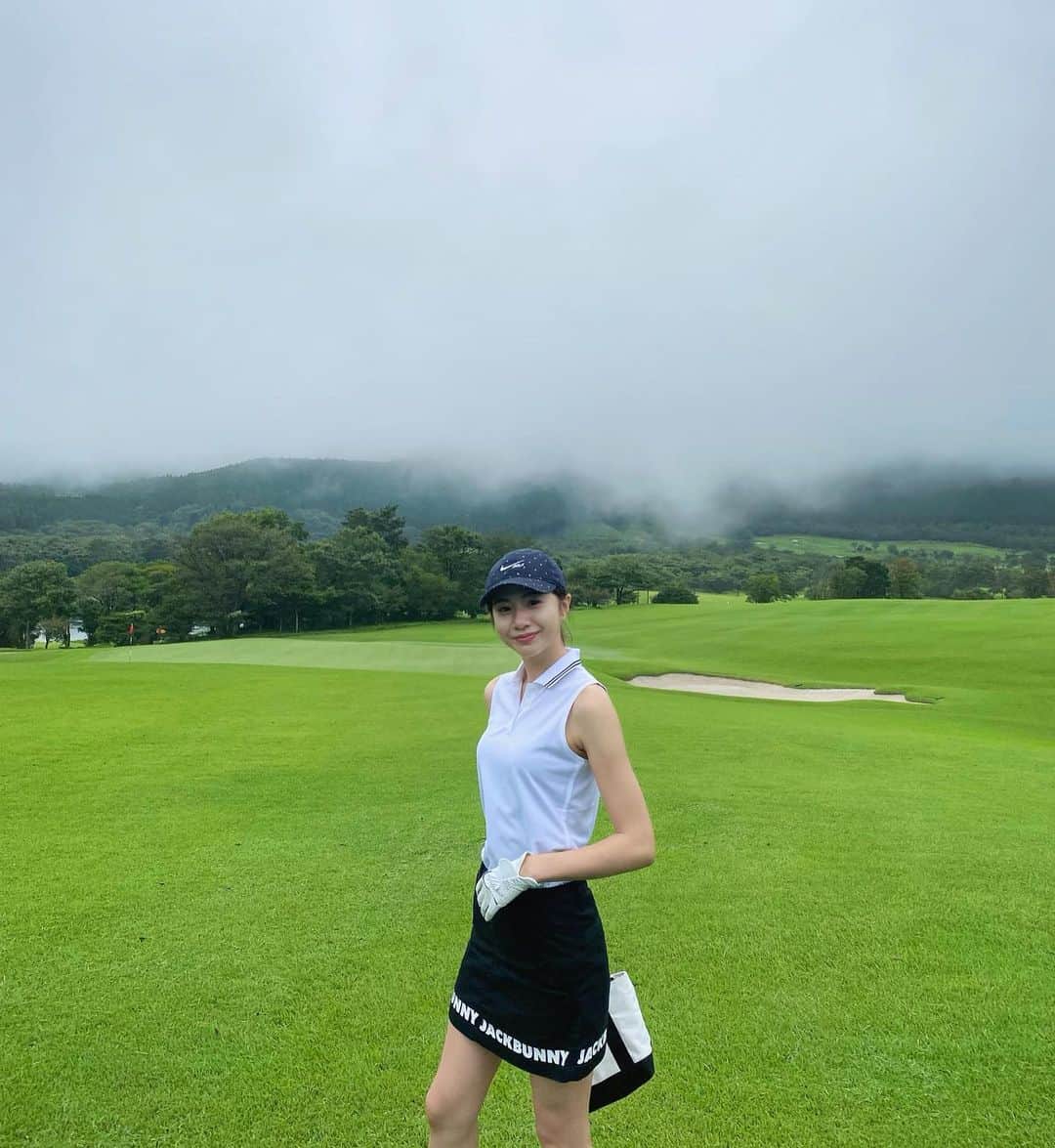 大伴理奈さんのインスタグラム写真 - (大伴理奈Instagram)「今日の一言。 ゴルフ上手くなりたい！🤣  早くスイングも安定したいな〜🥲  写真ではこんな感じですが 実際ラウンドは、雨や風で寒かったのと 日焼け防止の為、長袖とタイツ フェイスカバーを着用しています😂  友達からもらったドライバーカバーと 今回新しく、お世話になっている方からいただいた @jackbunny_official のドラえもんバッグが 可愛くてテンションが上がりました☺︎❤️‍🔥  ここ最近お天気悪い日が多いな〜😟  #ゴルフ #golf #nike #ゴルフウェア #ゴルフ女子」8月22日 15時41分 - rina_otomo