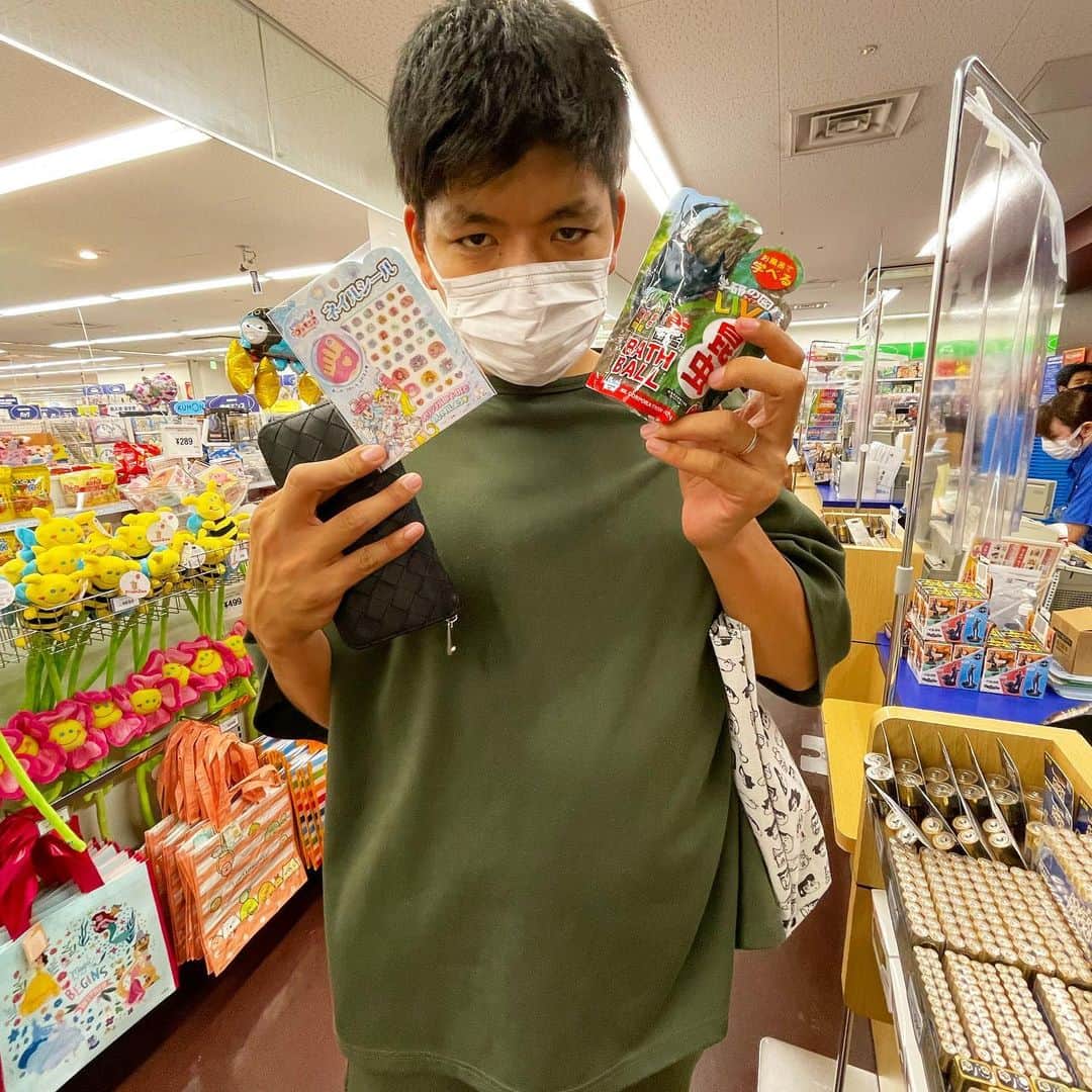 羽尻紘規のインスタグラム：「… いおりんが甥っ子と姪っ子に誕生日プレゼント買ってくれました😘😘😘😘 いおりん大好き😘😘😘😘 かなり睨まれてるけど😘😘😘😘」