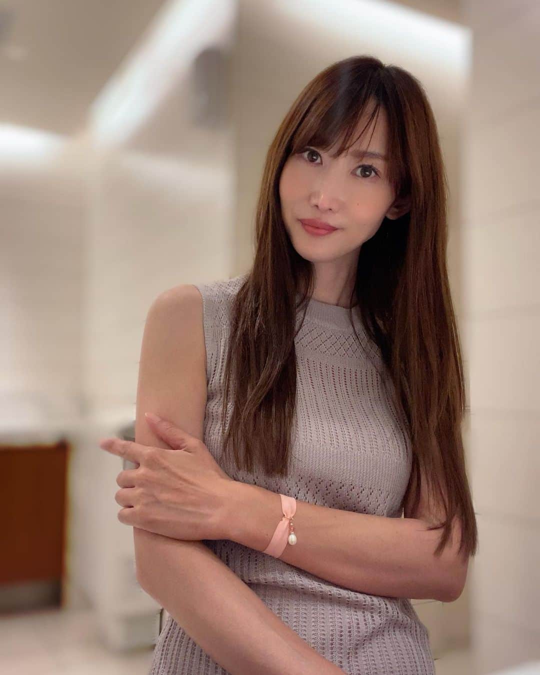 のインスタグラム：「エクステつけた日 #毛先ワンカール 仕上げ😊  エクステは油分の多いシャンプーと相性が良くないみたい… 美容師さんによると相性が良くないのを使うとすぐにとれちゃうそうだよ😂  私がずっと愛用してるヘアケアブランド @patron.tokyo はそんなことないから助かってます❤️  2種類あるトリートメント 今は毛先がまとまりやすくなるように ダメージケアの方を多めにしてるよ✨  #patron #patrontokyo #髪質改善 #エイジングケア #スキャルプケア #ダメージケア #シャンプー #トリートメント #ヘアケア #アラフィフ #ママ美容 #ママ #ママライフ #ブレスレット #ブレス」