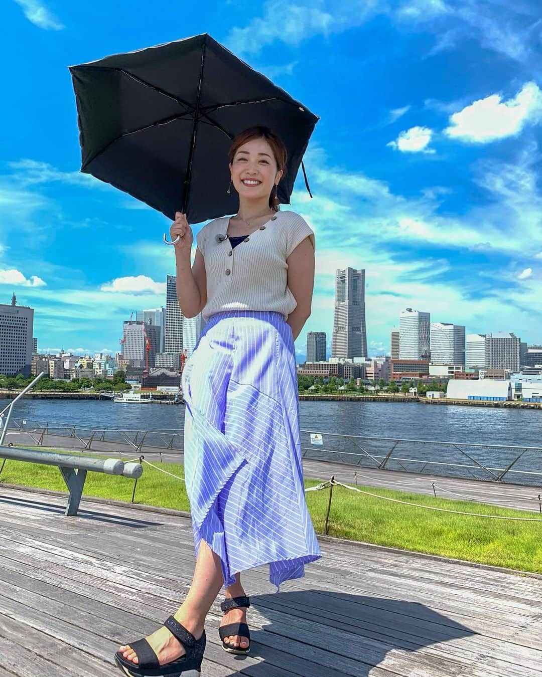 佐藤美樹さんのインスタグラム写真 - (佐藤美樹Instagram)「. . 残暑が厳しい日もありますが、 夕方の空気には ほんのり秋の香りも混じってきました🍁 . . ロケやイベントなど、変わらずに楽しく取り組もうという気持ちでおりますが、 やっぱり気が抜けない所も多いですね。 皆さんはいかがお過ごしですか？ . . . 集中豪雨による災害やコロナ関連のニュースなど複雑な思いもあります。 伝える立場としては、出来ることを地道に続けていくことを大切にしています。 . .  頑張り続けている自分自身を褒めてあげて下さいね。 息抜きもしながら過ごしましょう♩ .  . . 衣装提供👗skirt @edist.closet  . . *-*-*-*-*-*-*-*-*-*-*-*-*-*-*-*-*-*-* #ハマナビ  #ポートレート  #カフェ  #喫茶店  #大桟橋  #みなとみらい  #カメラ  #フィルター越しの私の世界  #今回はどれがお好みですか #撮影  #撮影スポット  #レトロ  #ヘアメイク  #ootd  #被写体  #フリーアナウンサー  #女子アナ  #佐藤美樹  #instagood」8月22日 17時14分 - satomiki0224